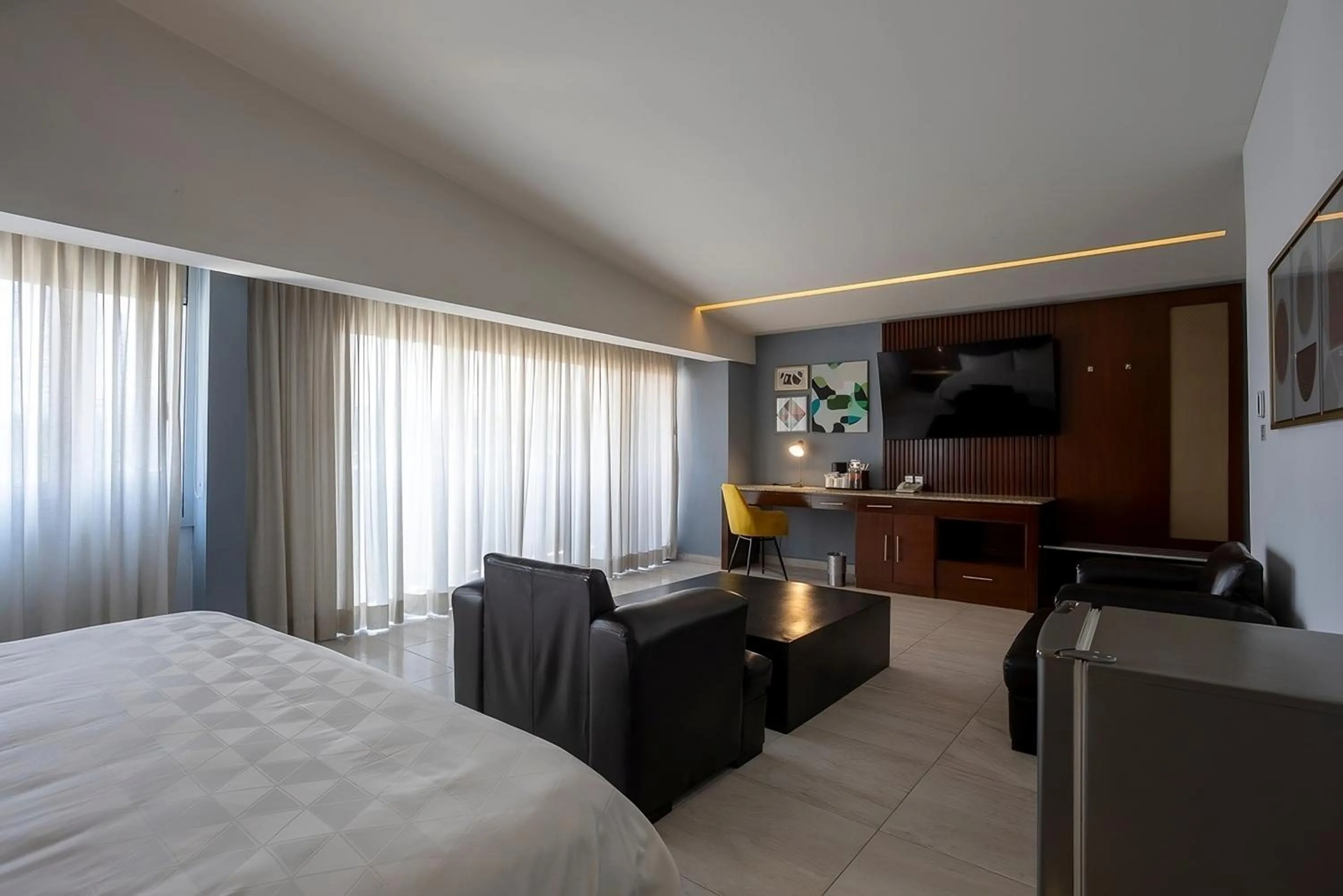 Balcony/Terrace, Bed in Holiday Inn Puebla Finsa by IHG