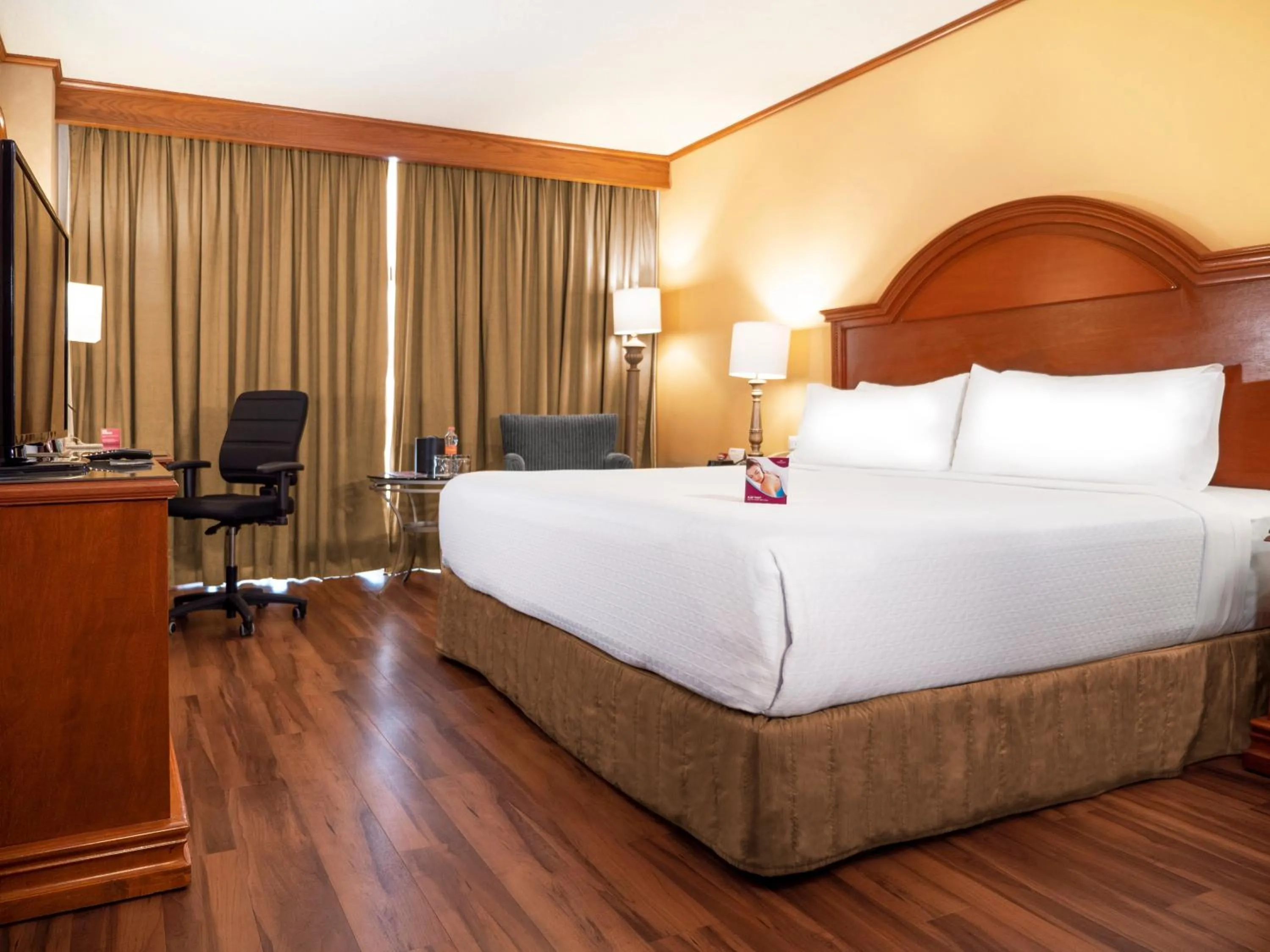Photo of the whole room, Bed in Crowne Plaza Hotel Monterrey by IHG