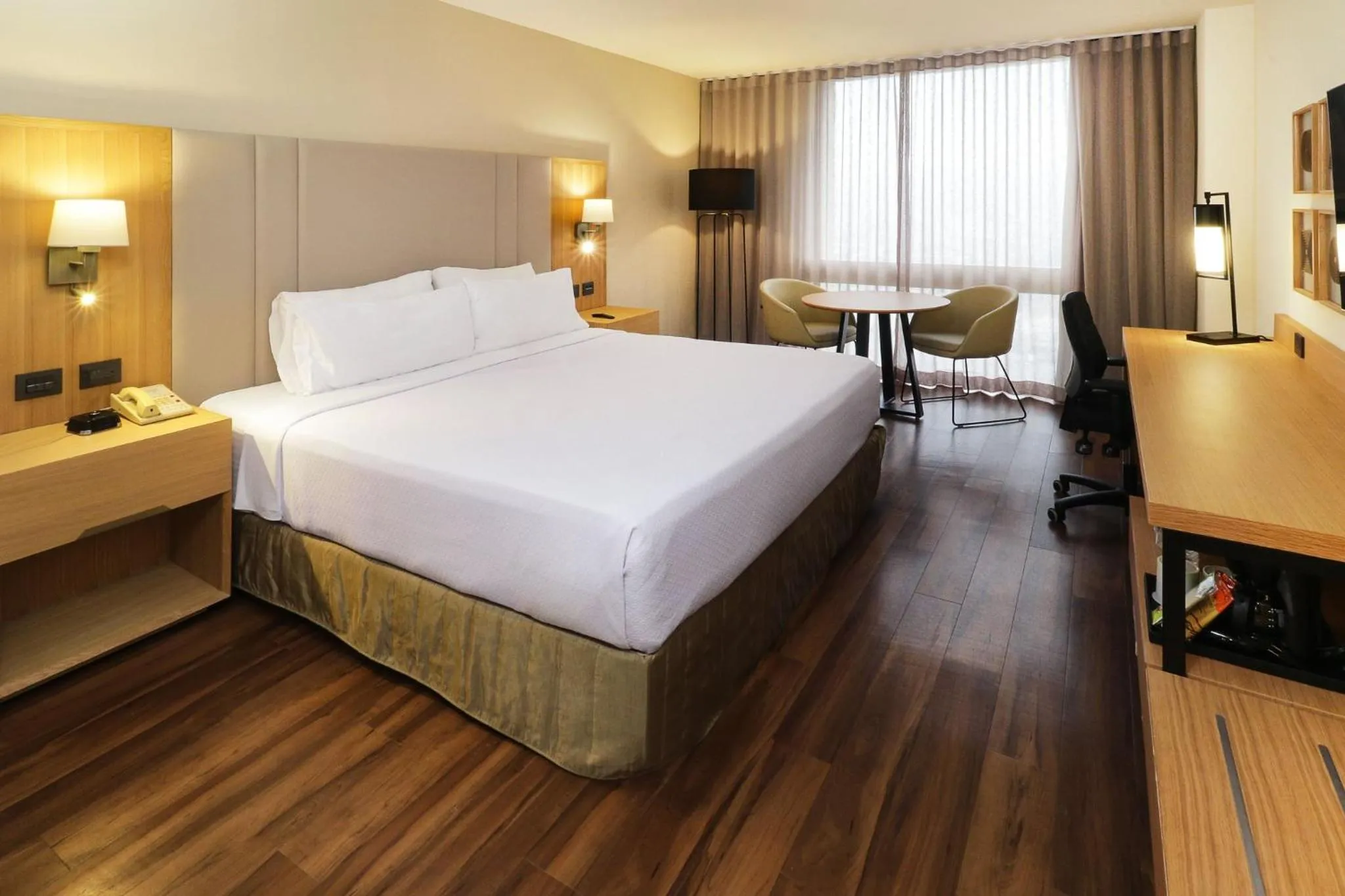 Photo of the whole room, Bed in Crowne Plaza Hotel Monterrey by IHG