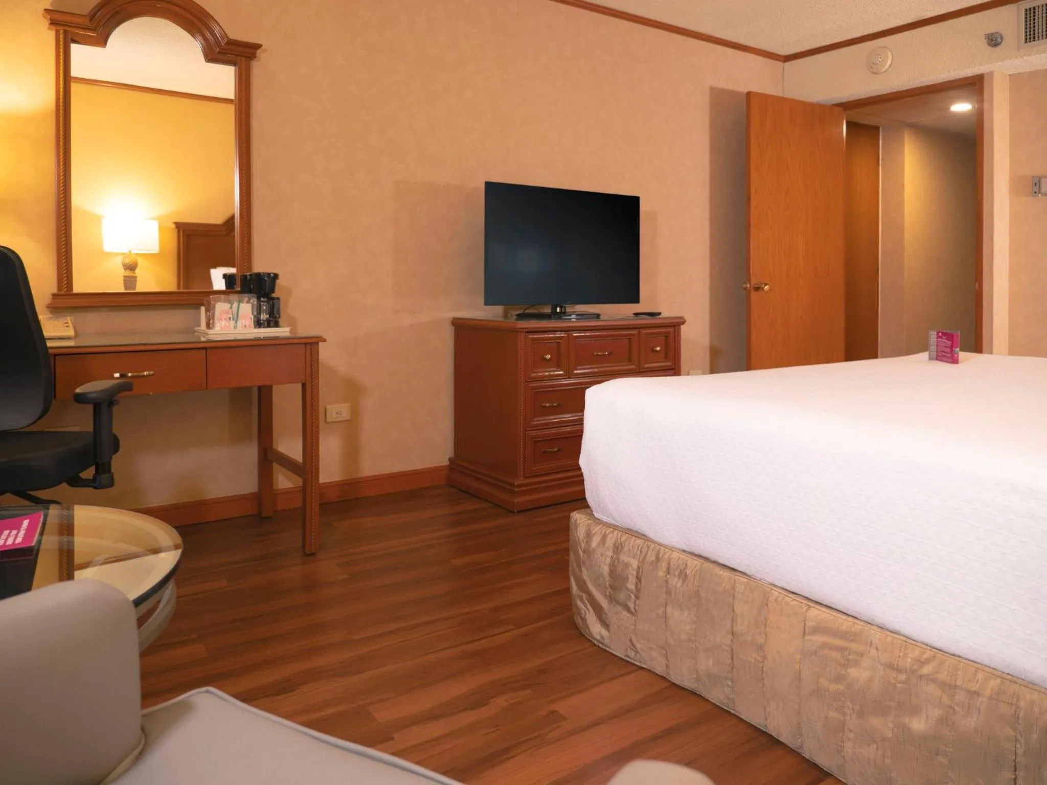 Photo of the whole room, Bed in Crowne Plaza Hotel Monterrey by IHG