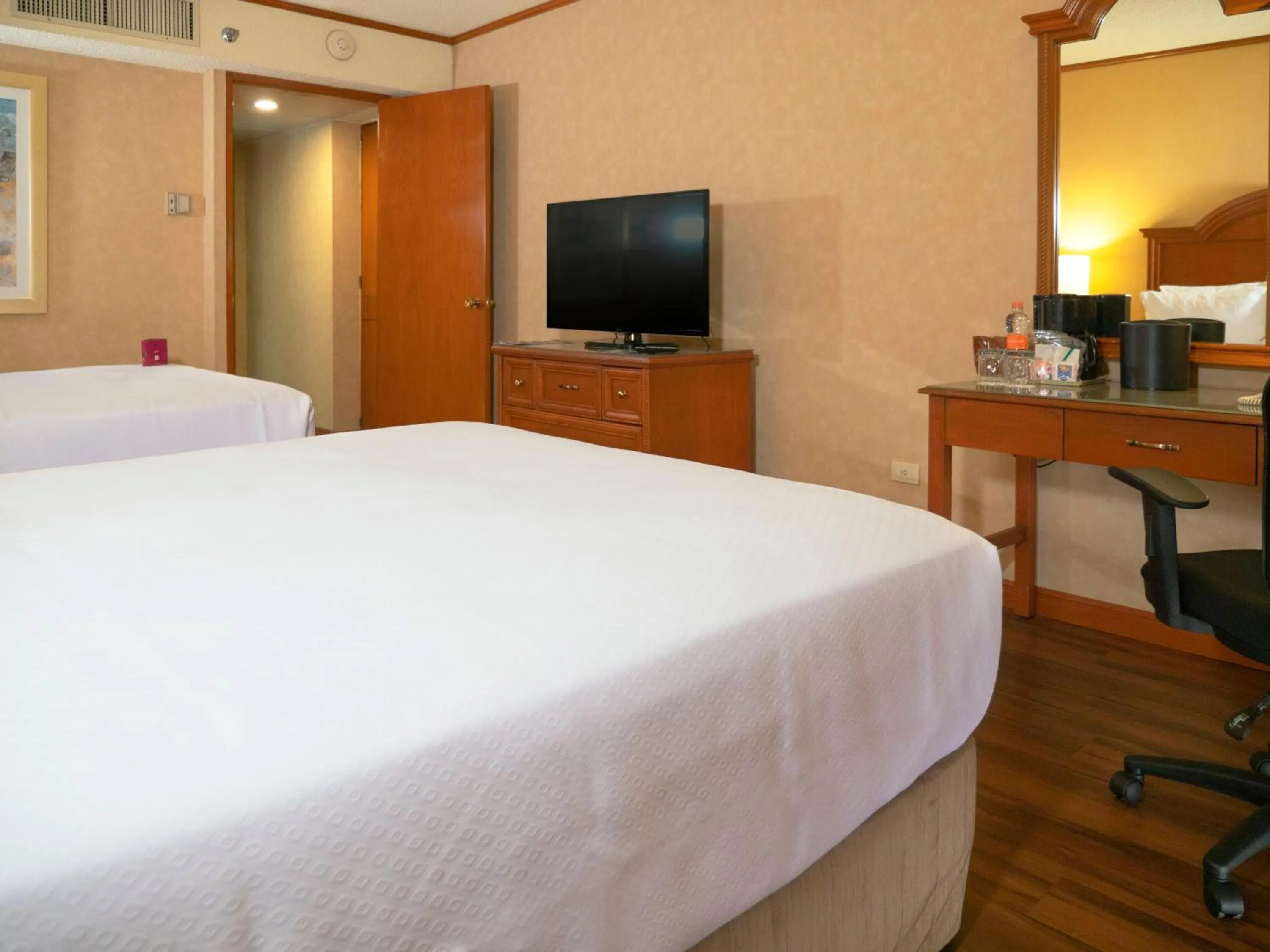 Photo of the whole room, Bed in Crowne Plaza Hotel Monterrey by IHG