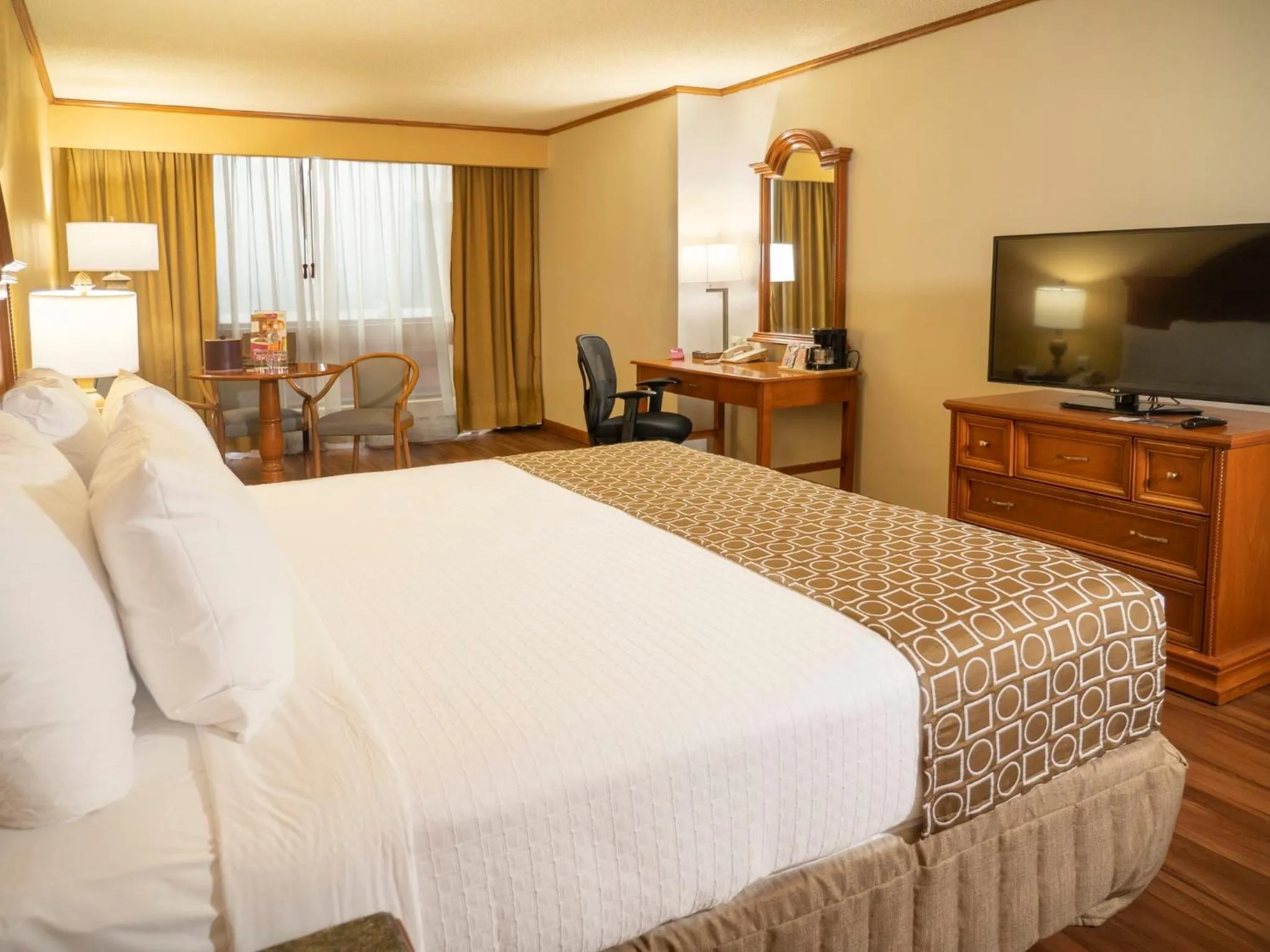 Photo of the whole room, Bed in Crowne Plaza Hotel Monterrey by IHG