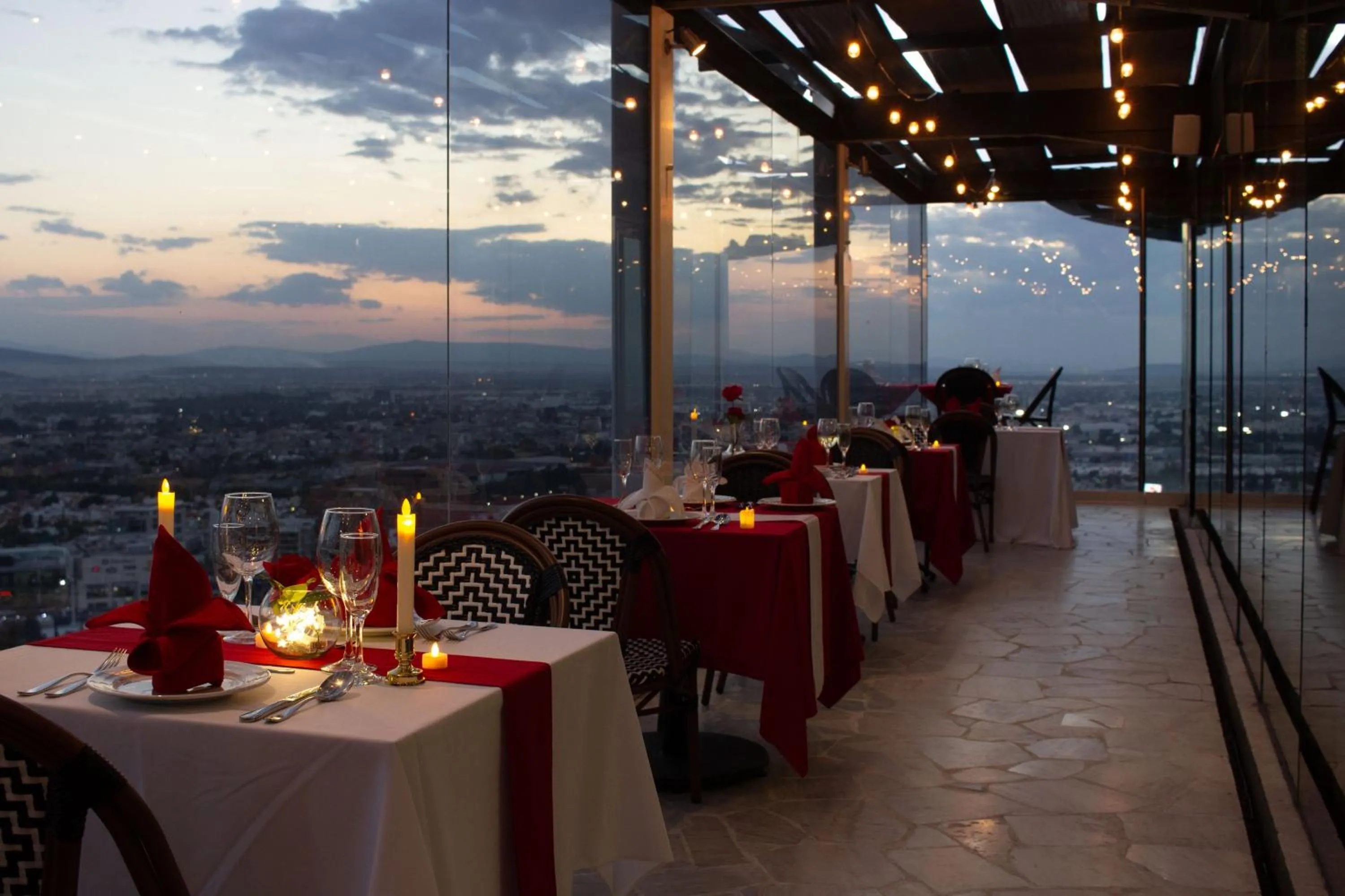 Restaurant/places to eat in Holiday Inn Queretaro Zona Diamante by IHG