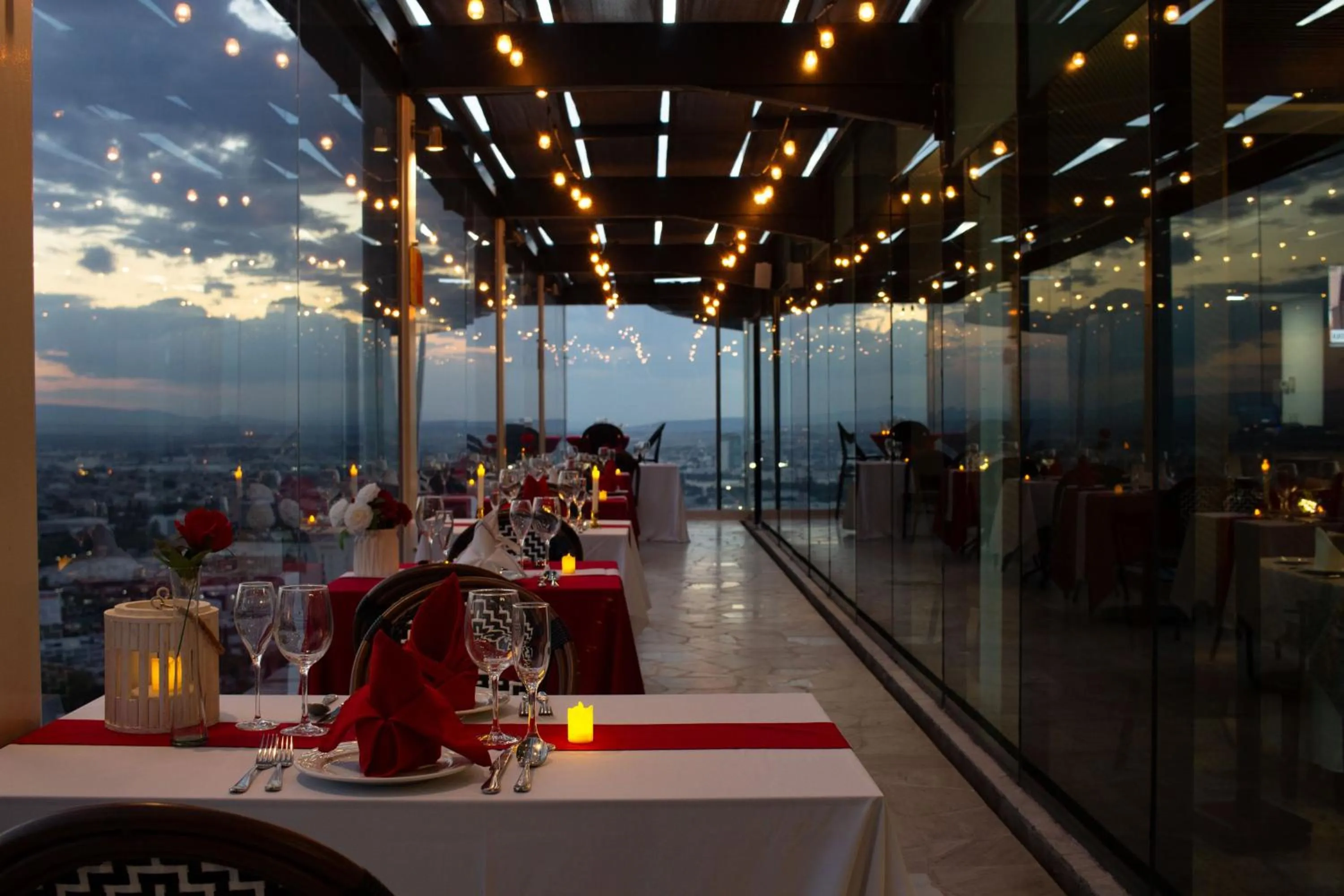 Restaurant/places to eat in Holiday Inn Queretaro Zona Diamante by IHG