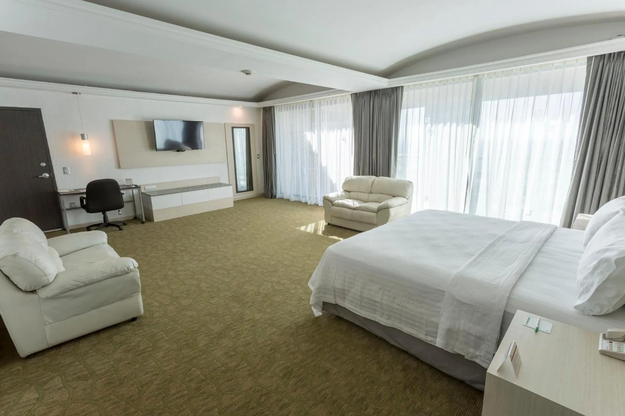 Photo of the whole room, Bed in Holiday Inn Queretaro Zona Diamante by IHG