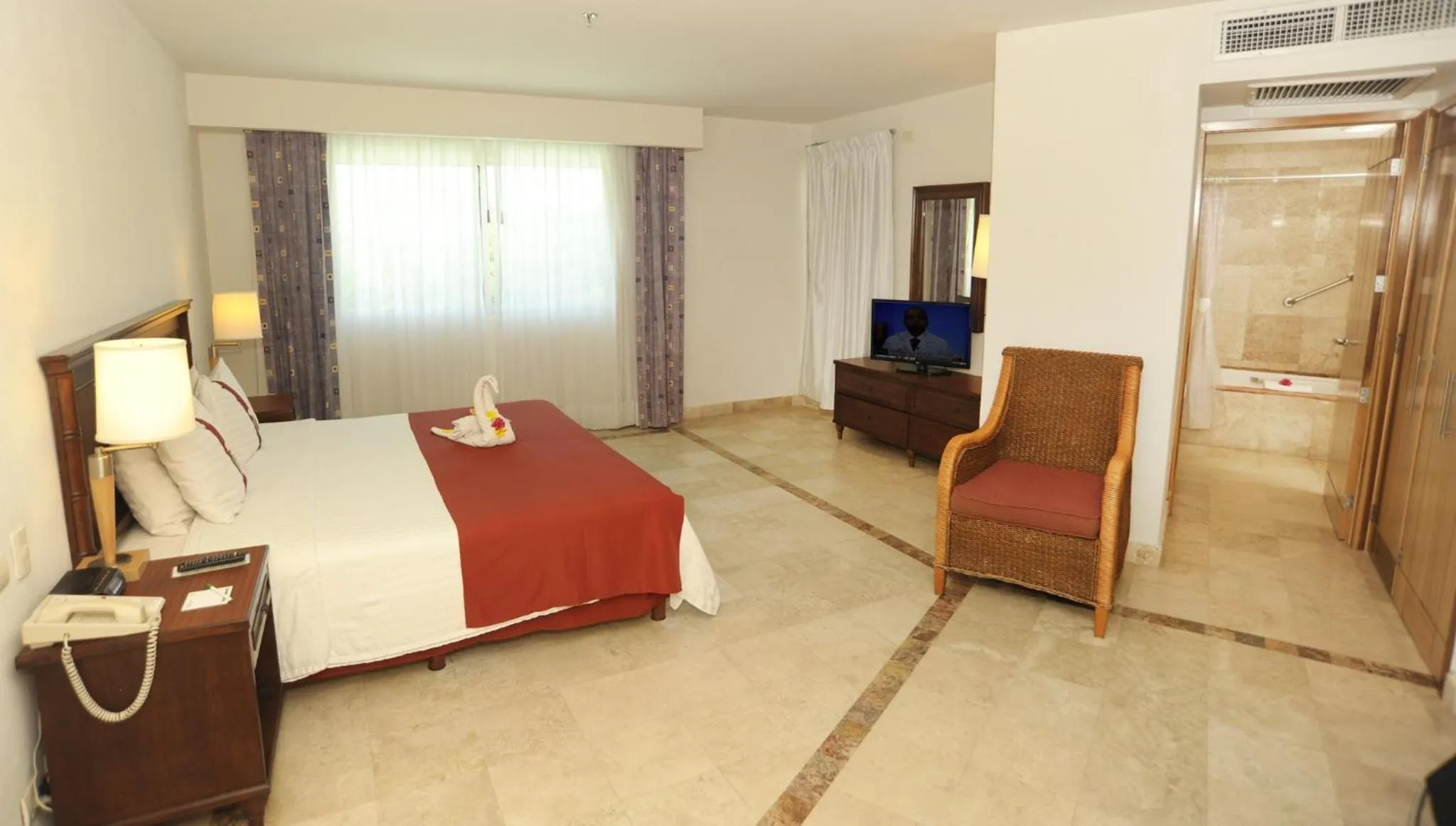 Photo of the whole room, Bed in Gamma Plaza Ixtapa