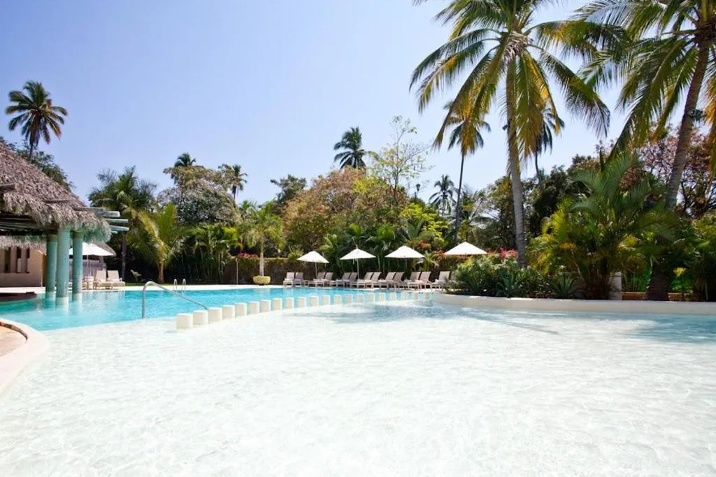 Swimming pool in Gamma Plaza Ixtapa