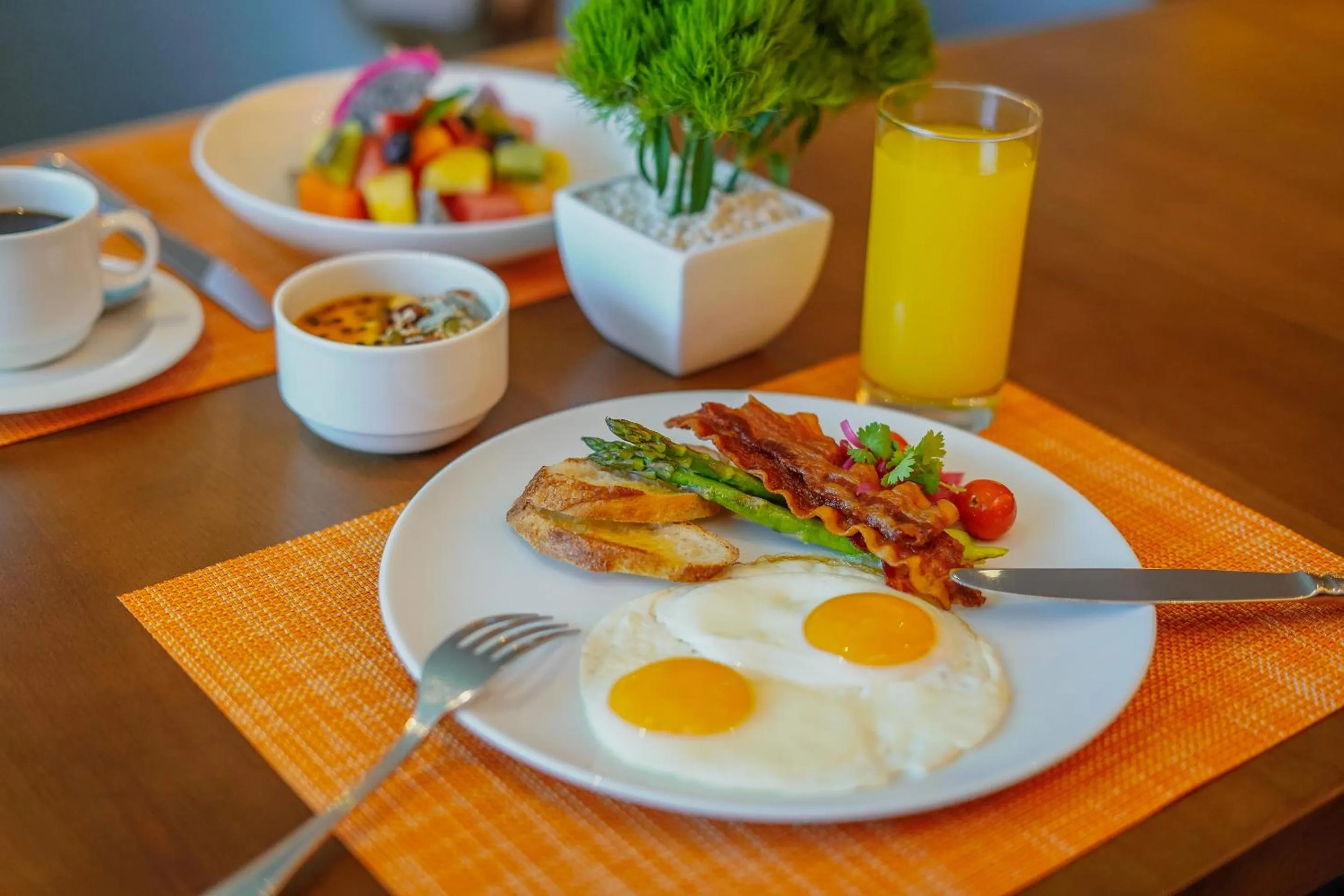 Restaurant/places to eat in Villa Mercedes Curio Collection By Hilton