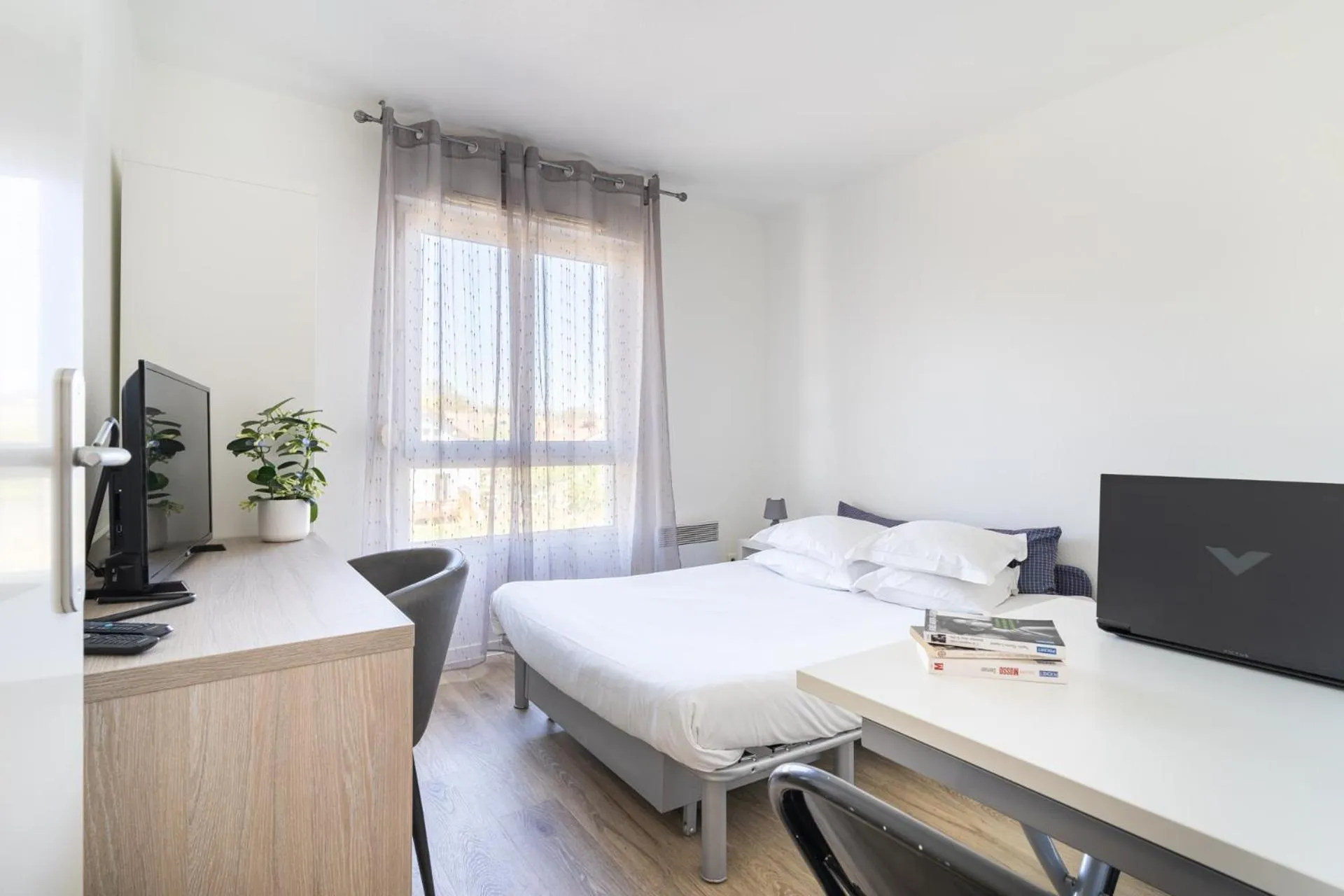 Bed in Séjours & Affaires Annecy Le Pont Neuf