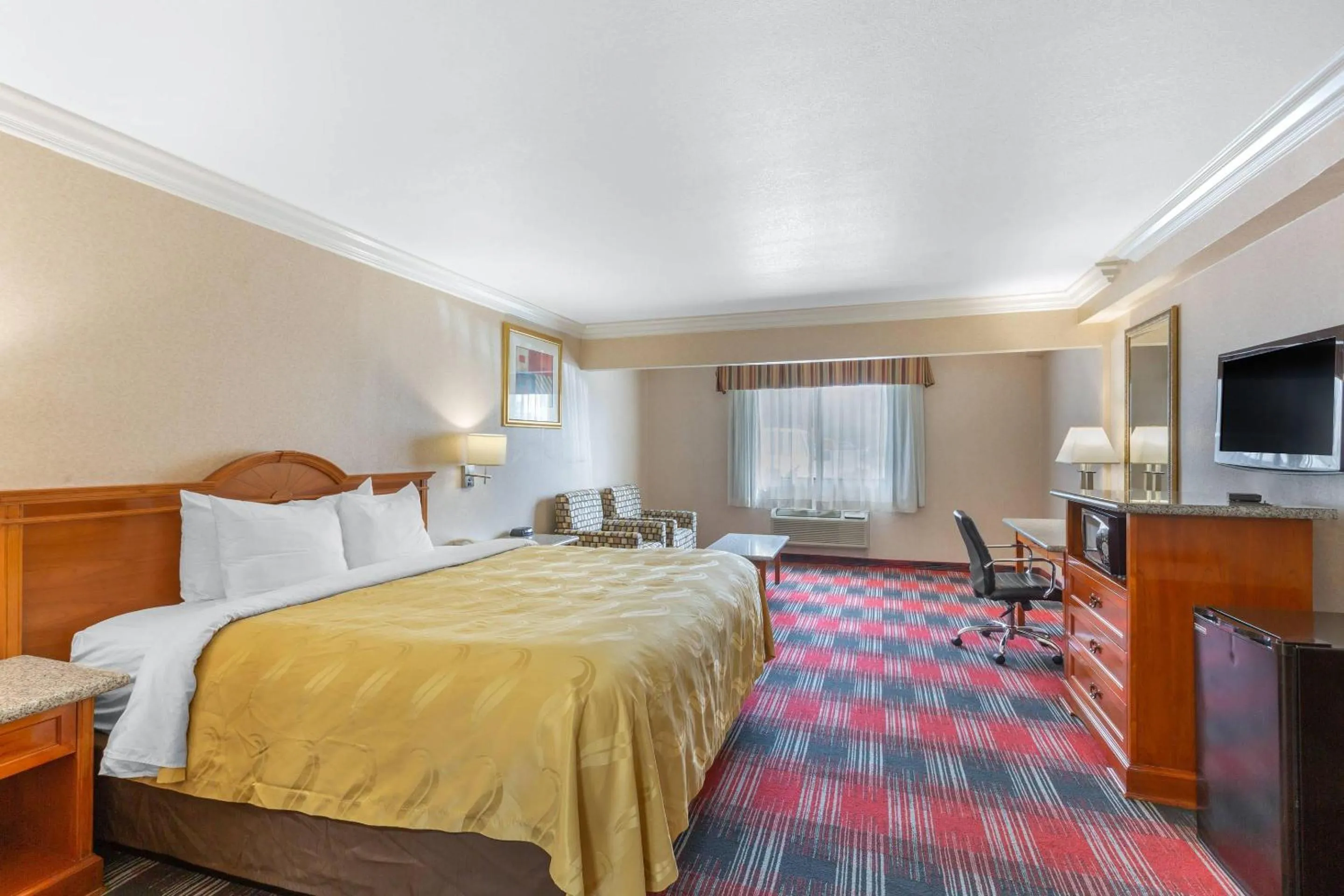 Bedroom, Bed in Quality Inn & Suites Oceanside Near Camp Pendleton