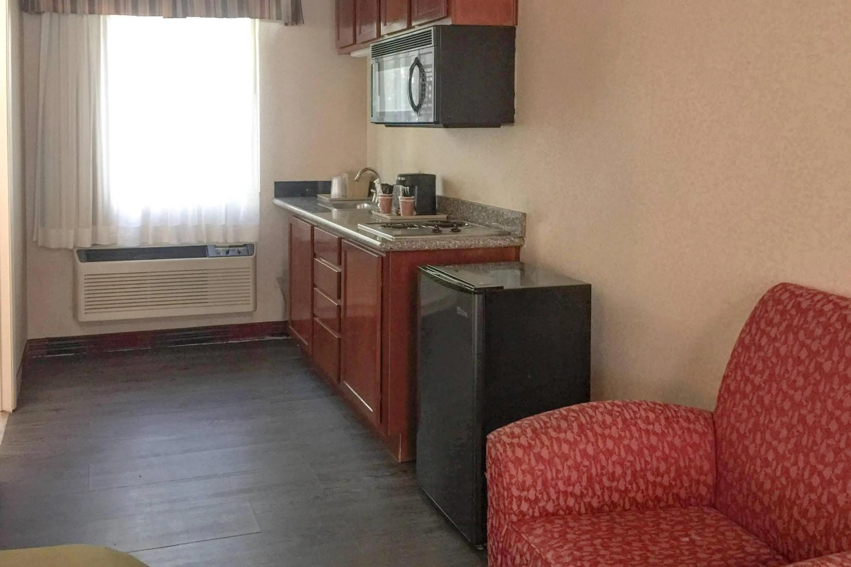 Bedroom in Quality Inn & Suites Oceanside Near Camp Pendleton