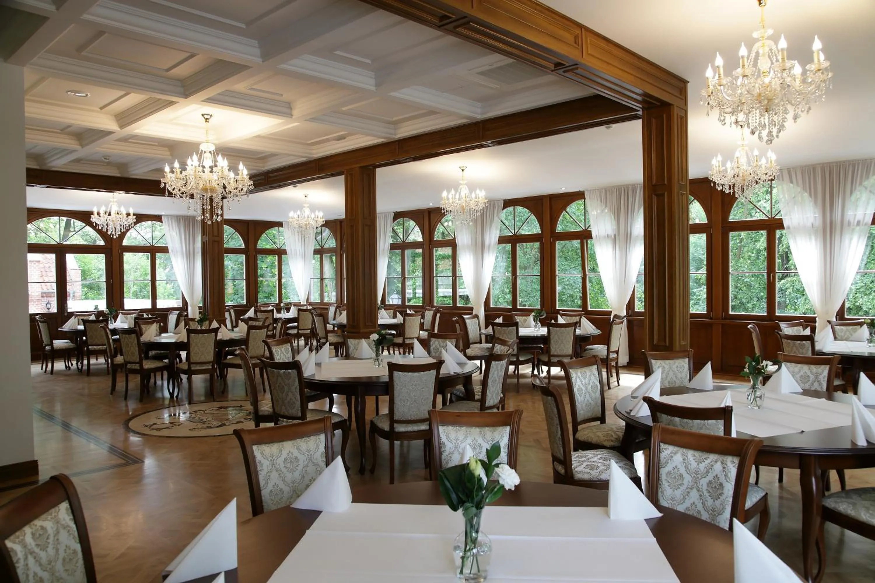 Property building in Palac Mortegi Hotel & SPA- Restauracja Szlachecka, SPA, Basen, Sauny, Jazda Konna, Mini Zoo- Luksus, Relaks i Przyroda w jednym!