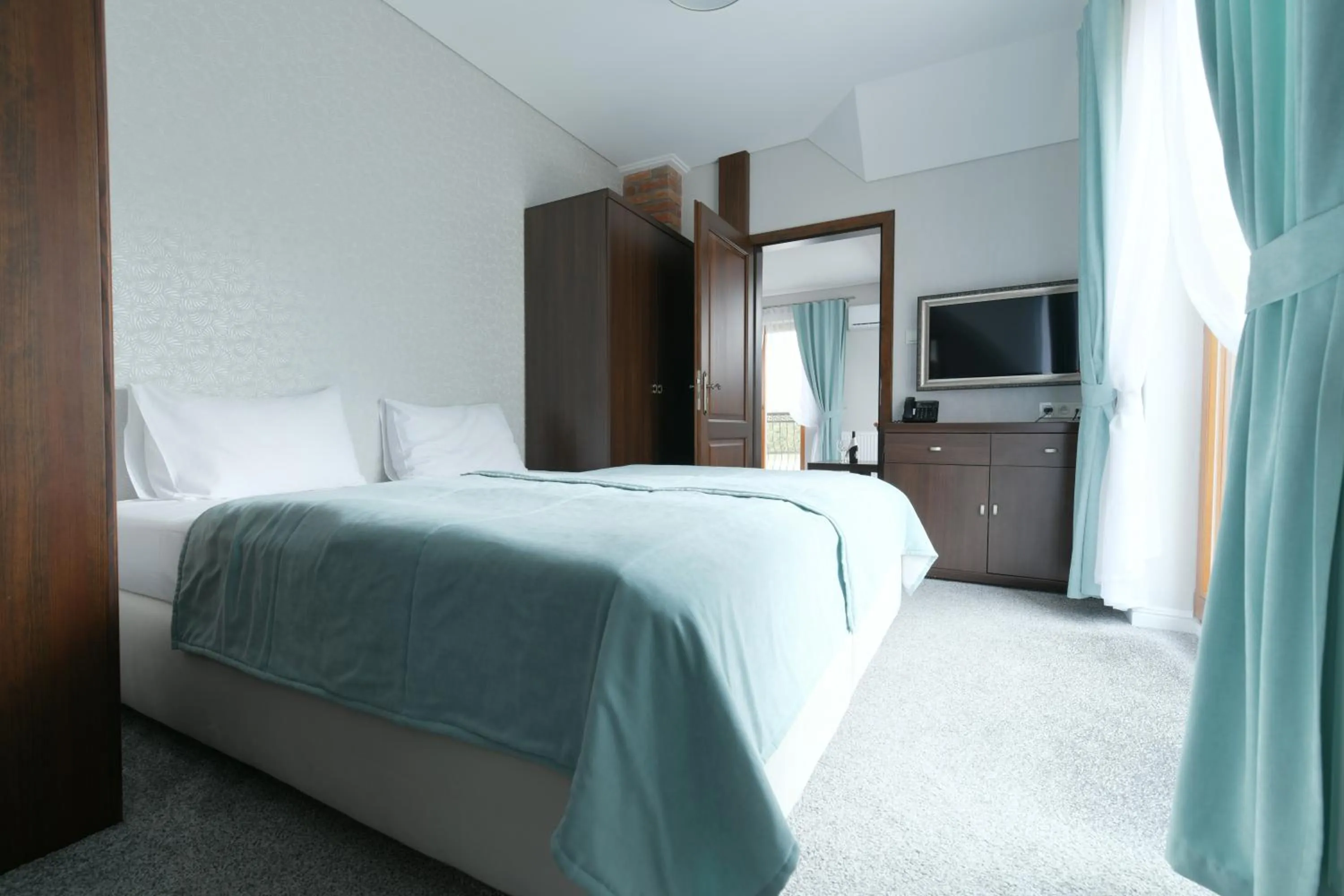 Bedroom, Bed in Palac Mortegi Hotel & SPA- Restauracja Szlachecka, SPA, Basen, Sauny, Jazda Konna, Mini Zoo- Luksus, Relaks i Przyroda w jednym!