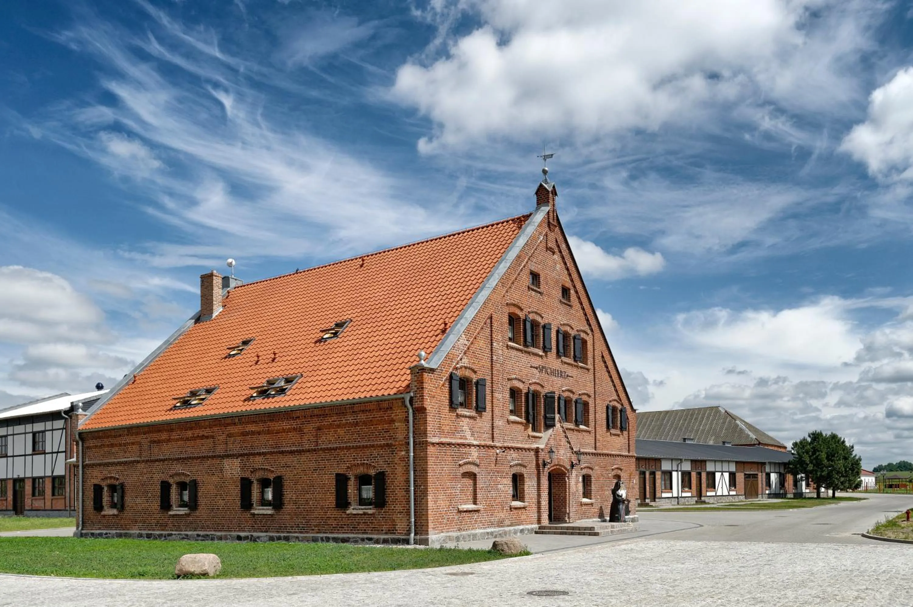 Property building in Palac Mortegi Hotel & SPA- Restauracja Szlachecka, SPA, Basen, Sauny, Jazda Konna, Mini Zoo- Luksus, Relaks i Przyroda w jednym!