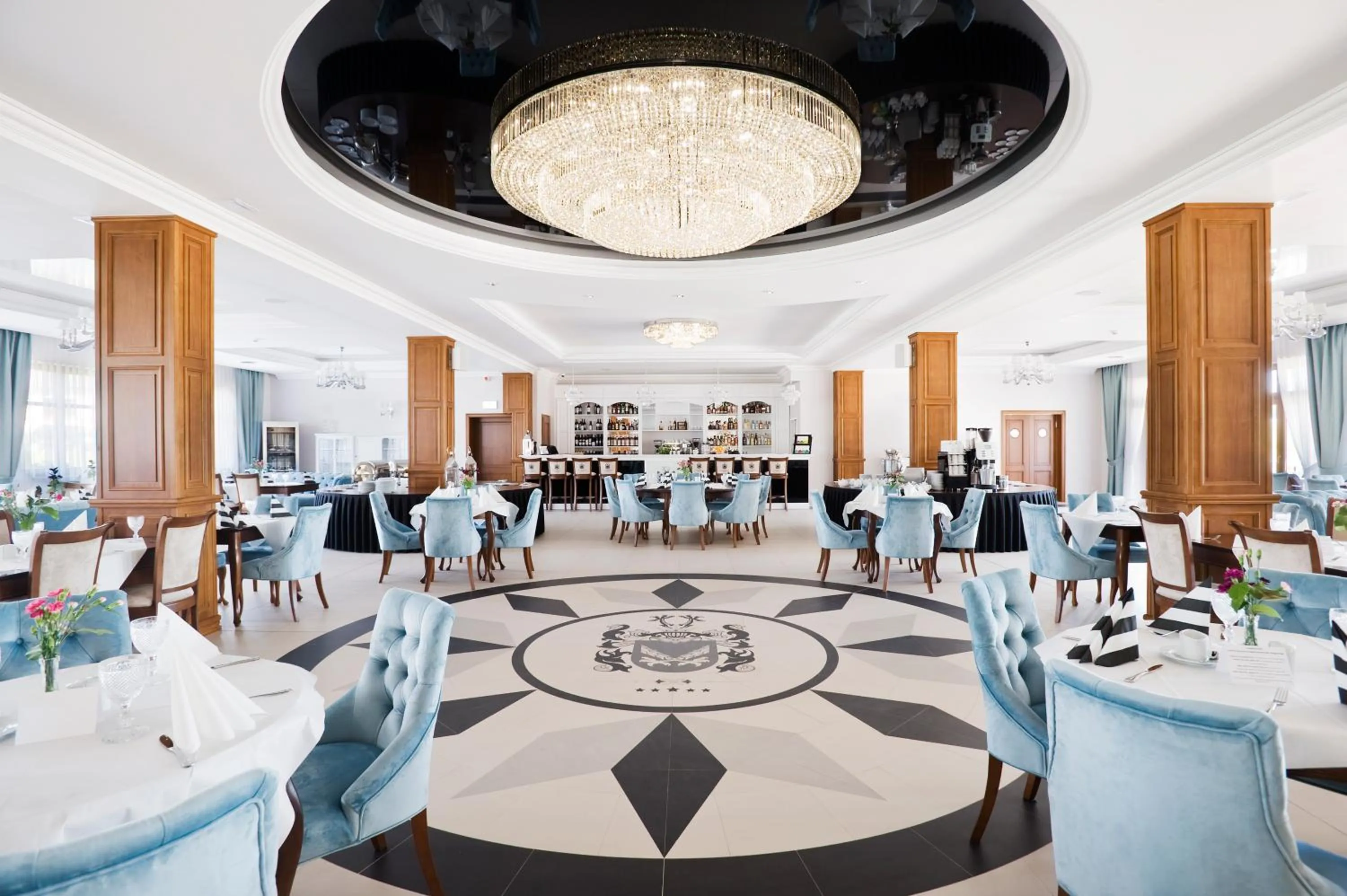 Restaurant/places to eat in Palac Mortegi Hotel & SPA- Restauracja Szlachecka, SPA, Basen, Sauny, Jazda Konna, Mini Zoo- Luksus, Relaks i Przyroda w jednym!