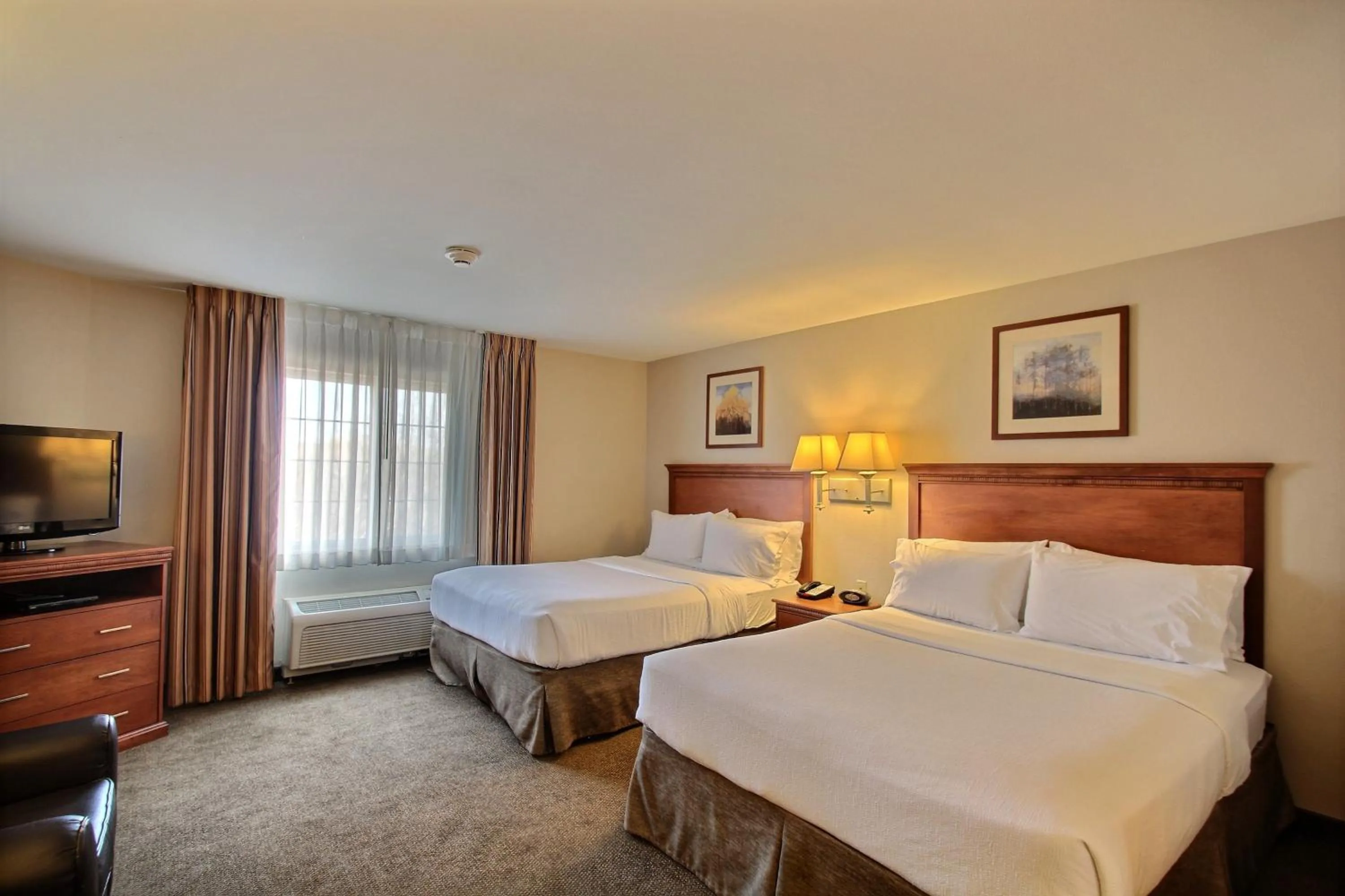 Photo of the whole room, Bed in Candlewood Suites Milwaukee Airport - Oak Creek by IHG