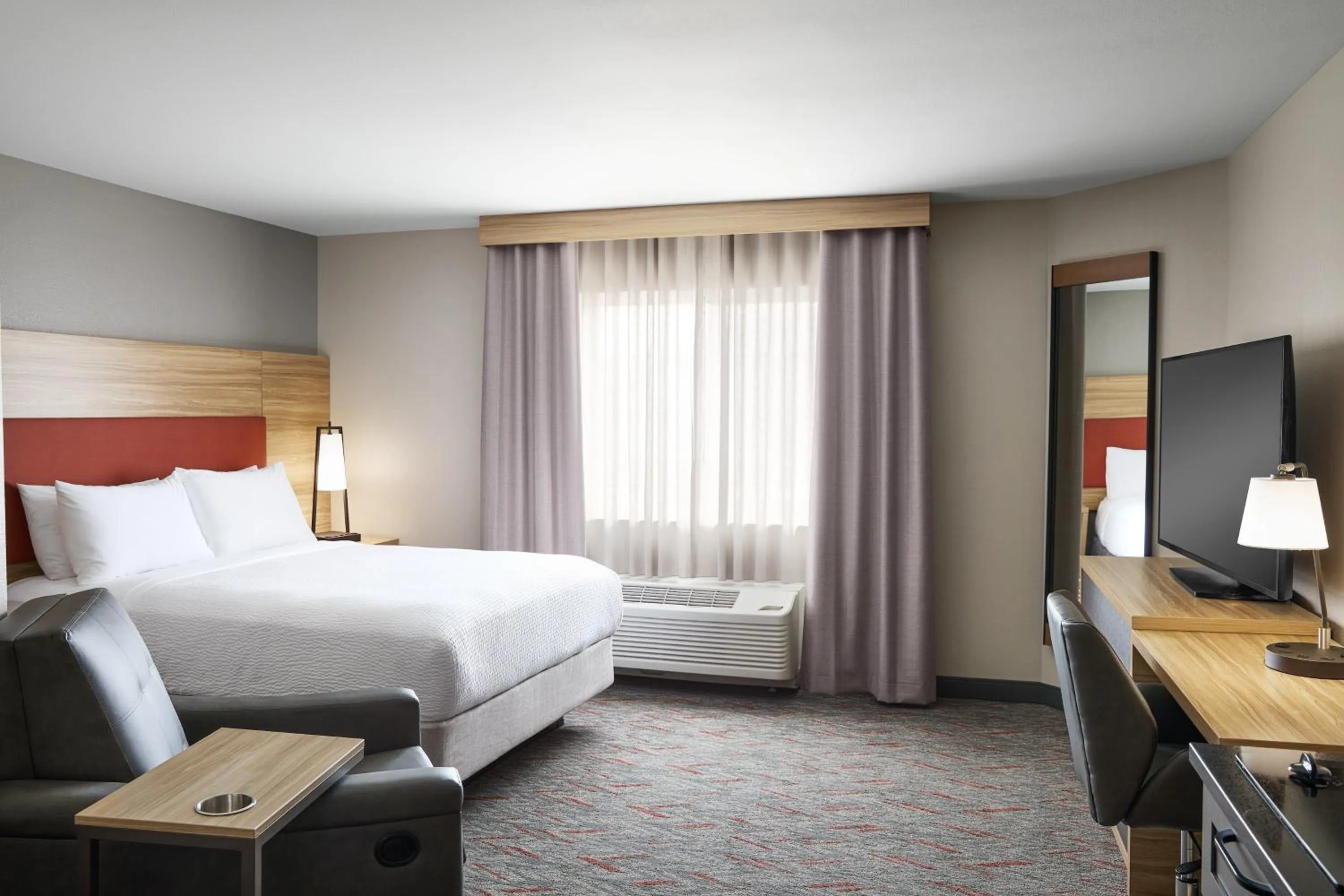 Photo of the whole room, Bed in Candlewood Suites Milwaukee Airport - Oak Creek by IHG