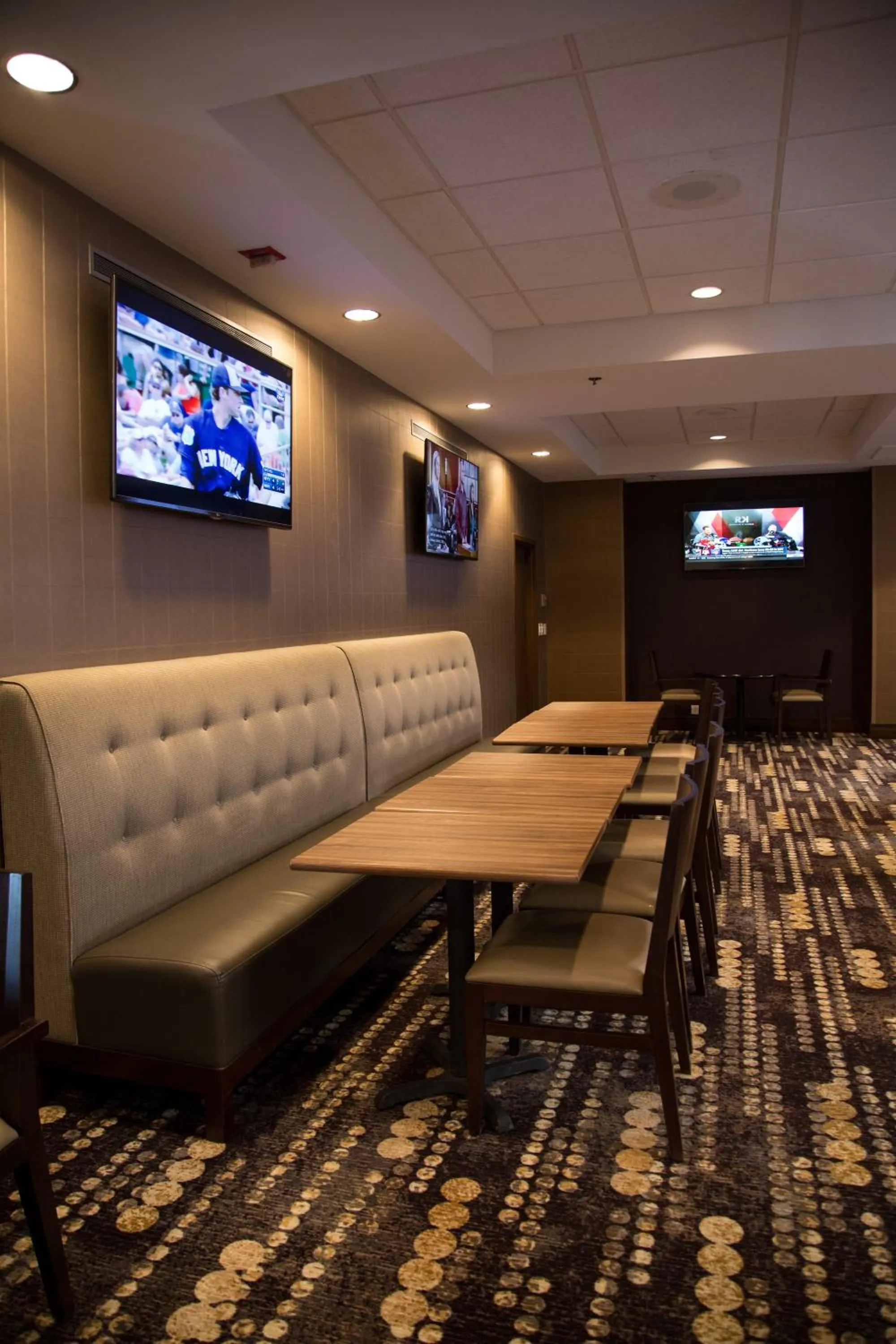 Lounge or bar in DoubleTree by Hilton Rapid City Downtown Convention Center