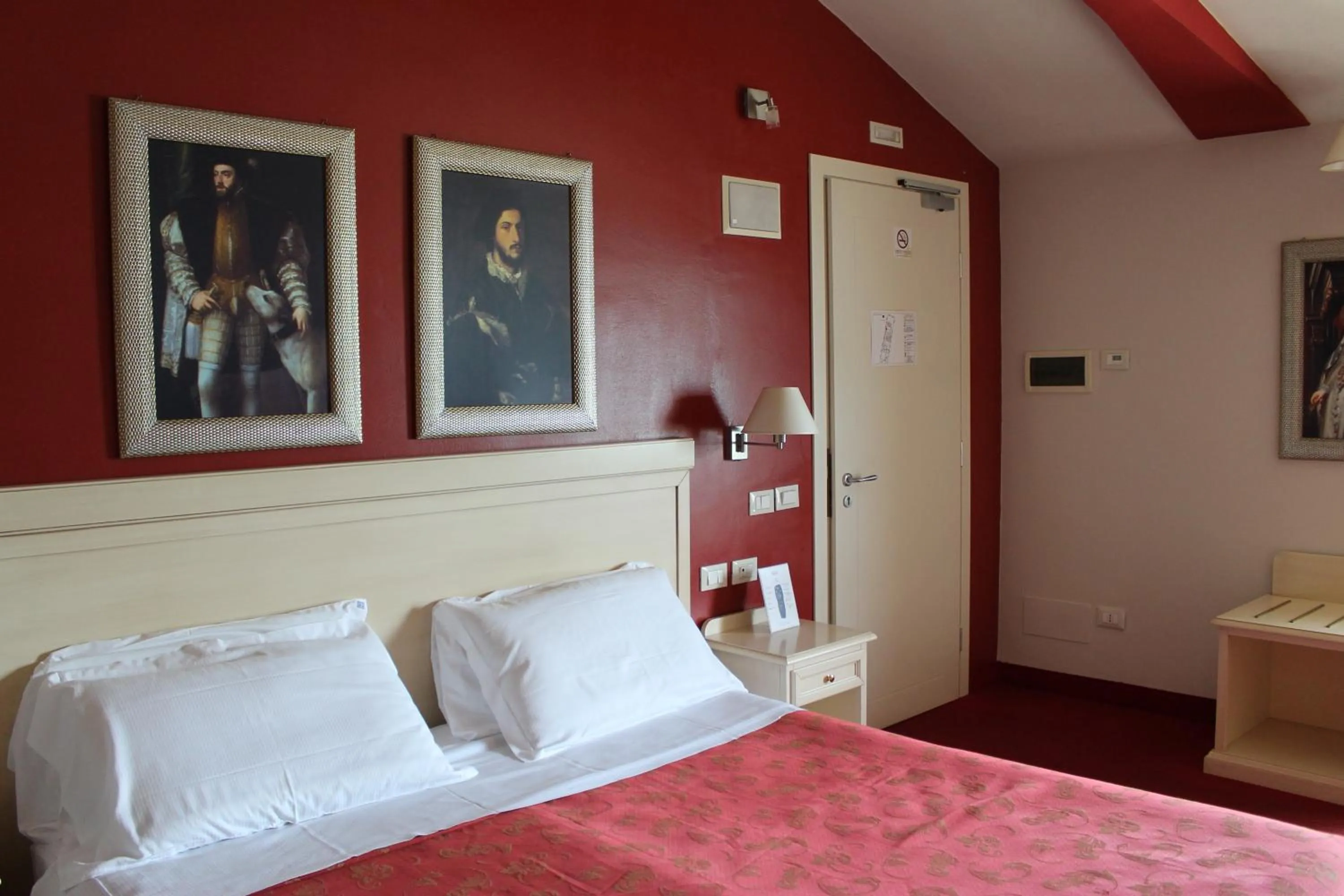 Decorative detail, Bed in Hotel Capovilla