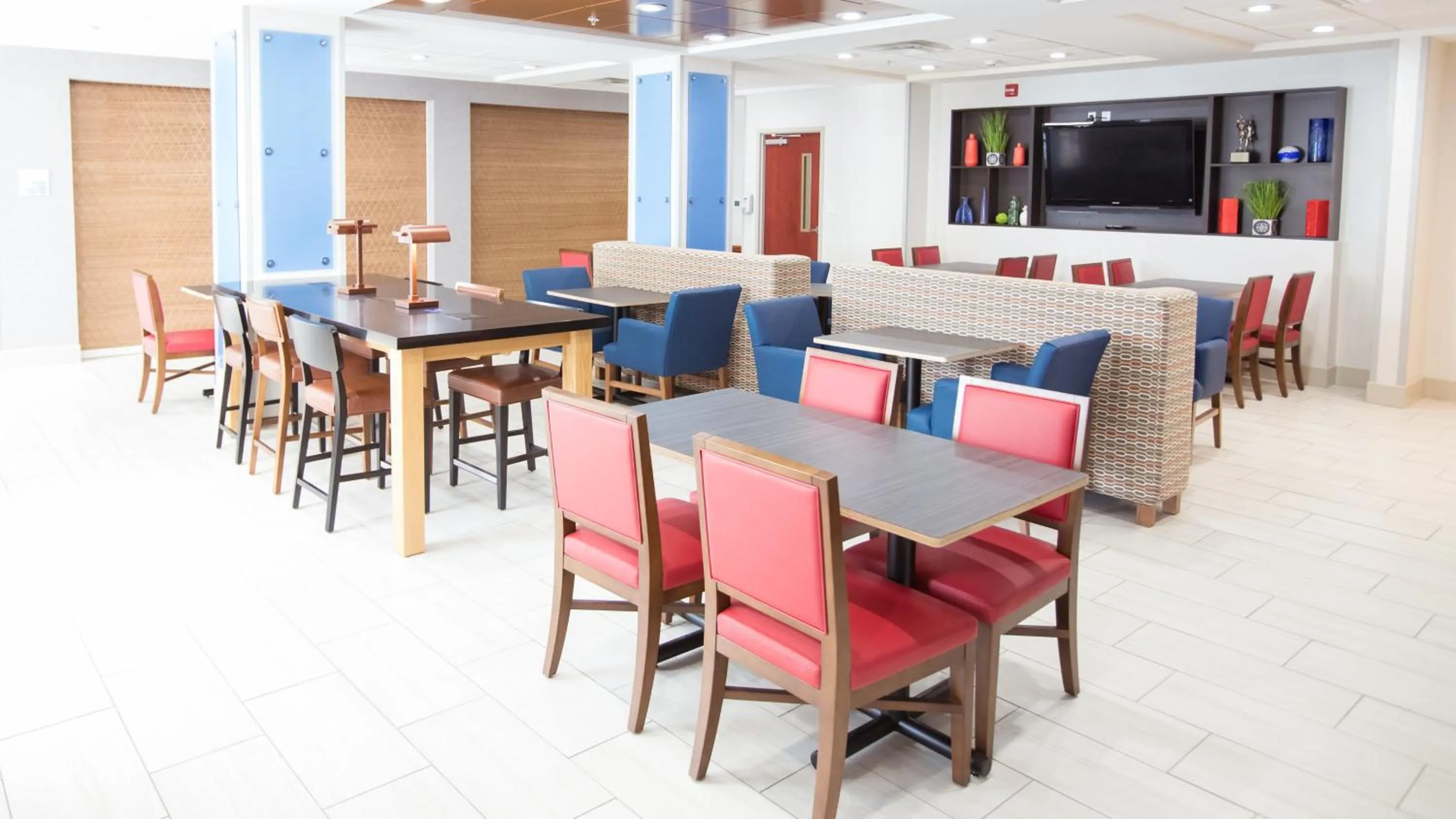 Property building in Holiday Inn Express & Suites Knoxville-Farragut by IHG