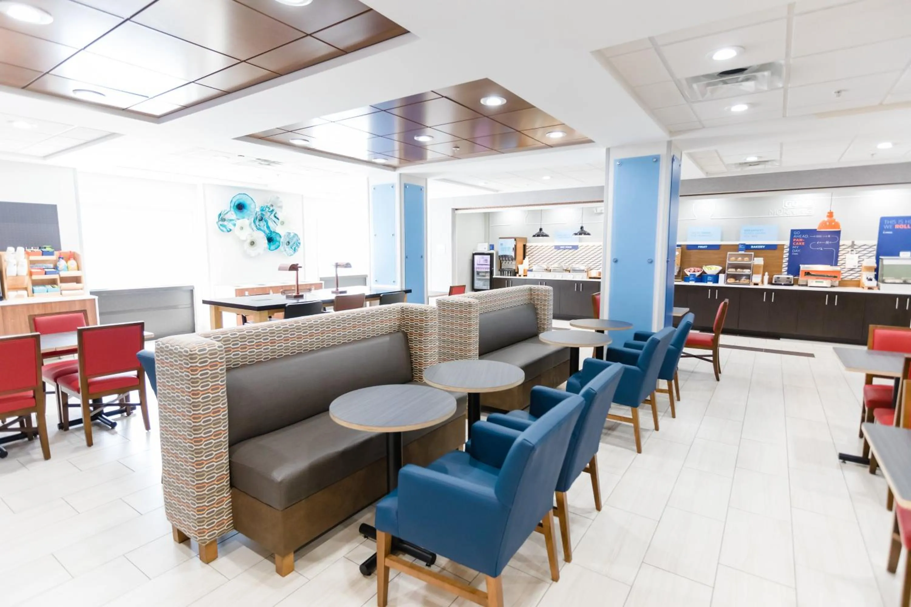 Breakfast in Holiday Inn Express & Suites Knoxville-Farragut by IHG