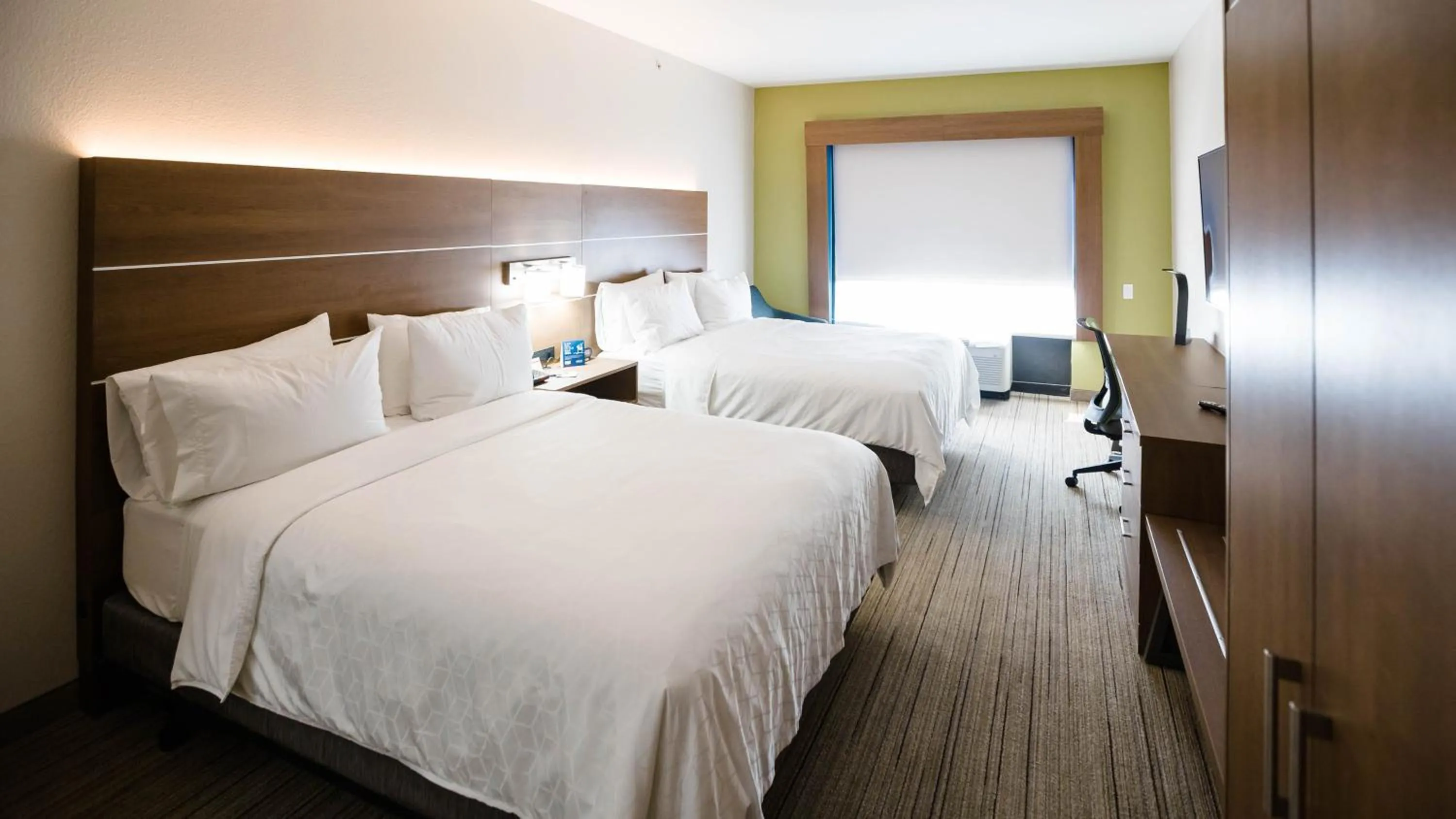 Photo of the whole room, Bed in Holiday Inn Express & Suites Knoxville-Farragut by IHG