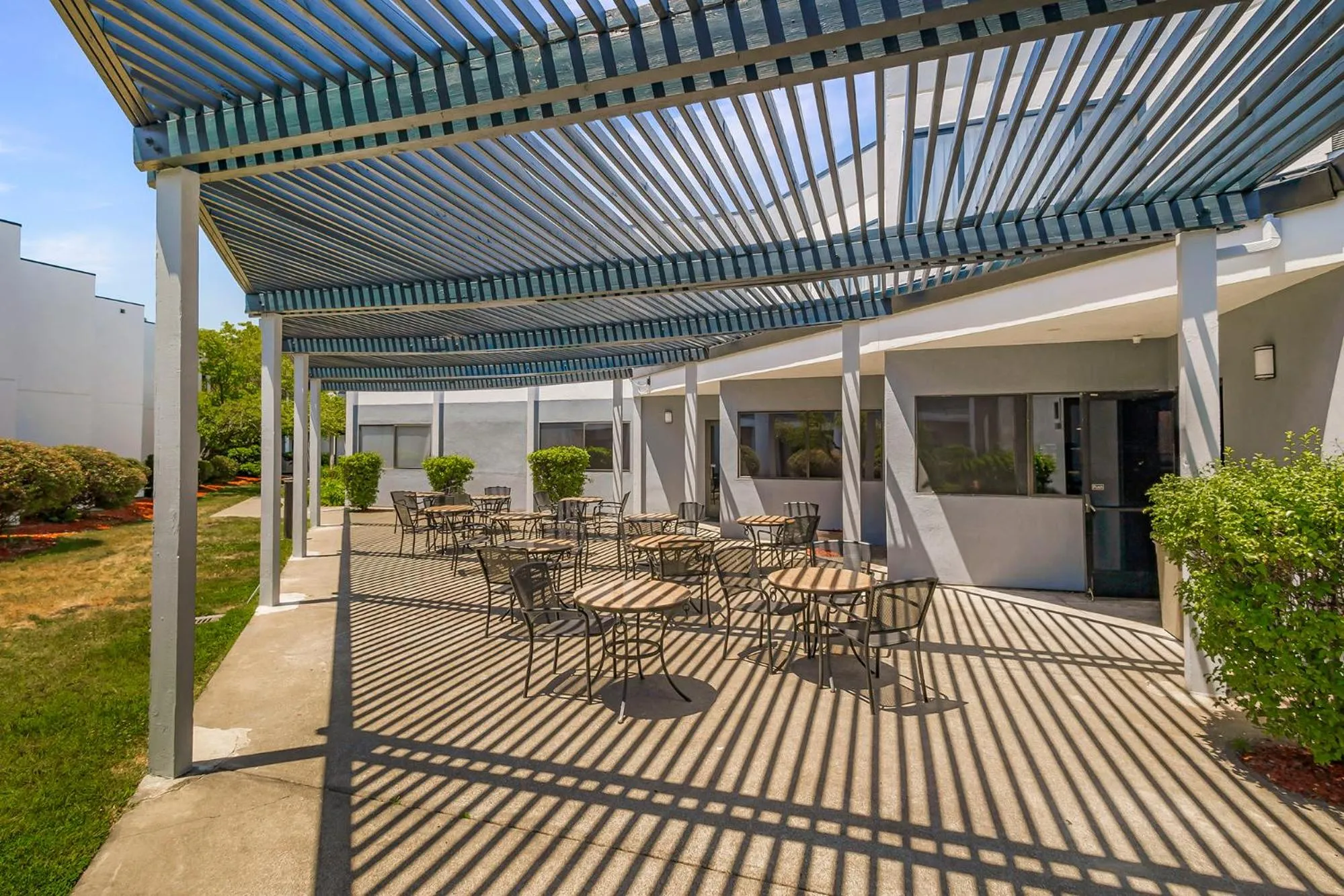Patio in Best Western Plus Wine Country Inn & Suites