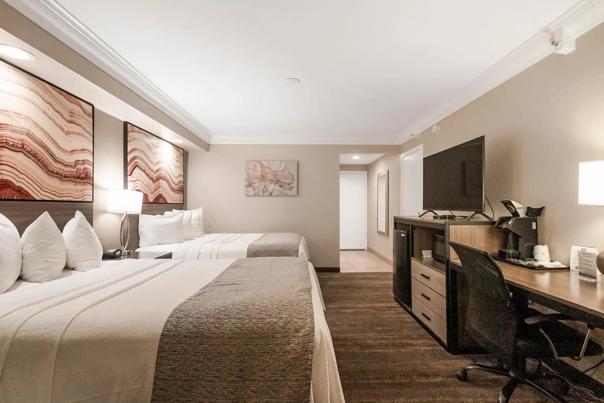 Queen Suite with Roll-In Shower and Sofa Bed - Mobility Accessible/Non-Smoking in Best Western Plus Wine Country Inn & Suites Queen Suite with Roll-In Shower and Sofa Bed - Mobility Accessible/Non-Smoking in Best Western Plus Wine Country Inn & Suites