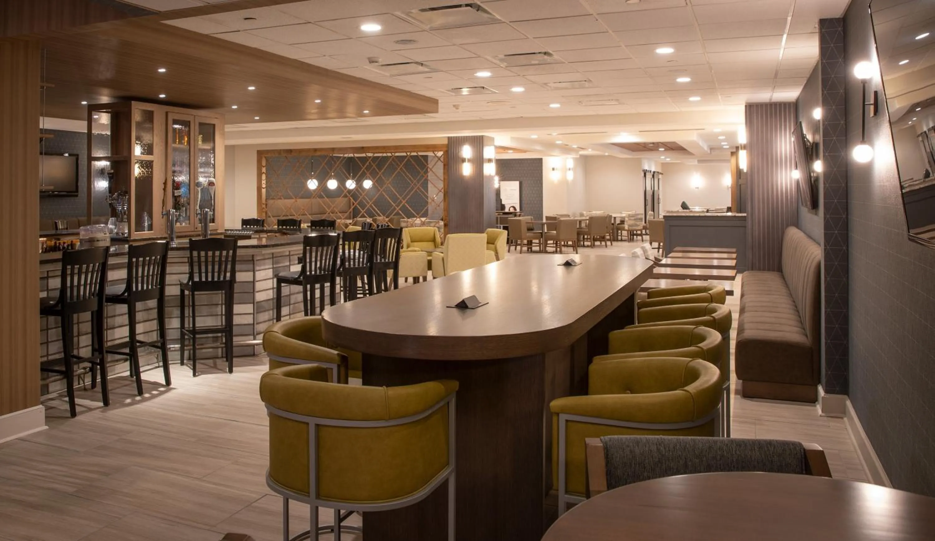 Lounge or bar in Crowne Plaza Chicago-Northbrook, an IHG Hotel