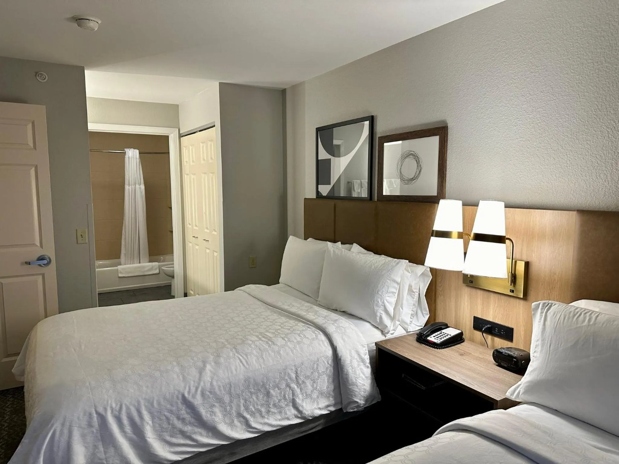 Photo of the whole room, Bed in Staybridge Suites Milwaukee West-Oconomowoc by IHG