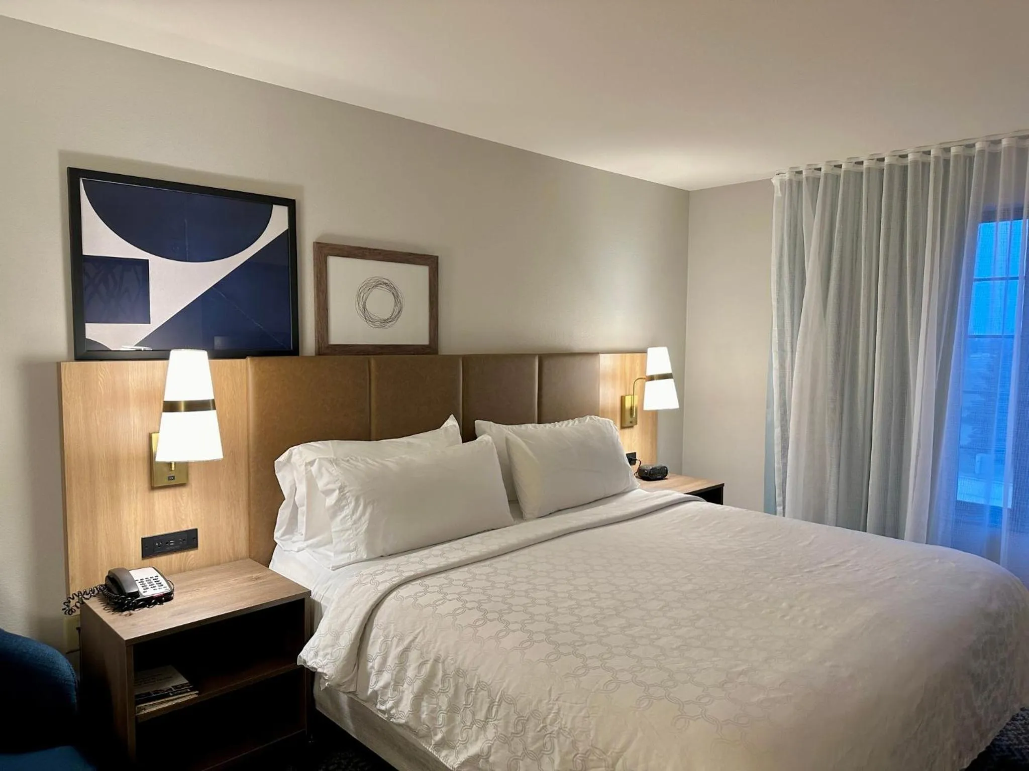 Photo of the whole room, Bed in Staybridge Suites Milwaukee West-Oconomowoc by IHG