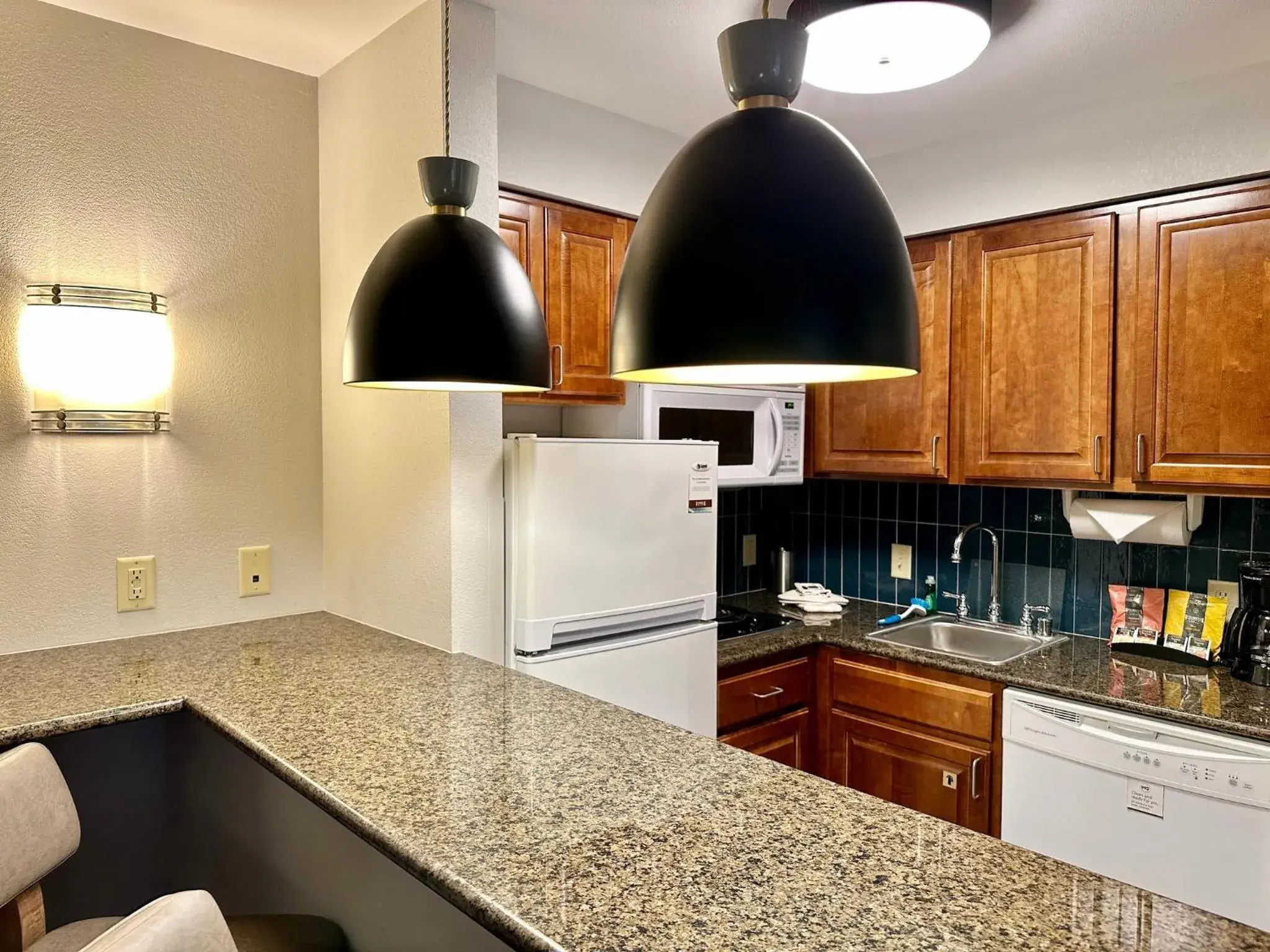 One-Bedroom King Room with Roll-In Shower - Hearing Accessible/Non-Smoking in Staybridge Suites Milwaukee West-Oconomowoc by IHG One-Bedroom King Room with Roll-In Shower - Hearing Accessible/Non-Smoking in Staybridge Suites Milwaukee West-Oconomowoc by IHG