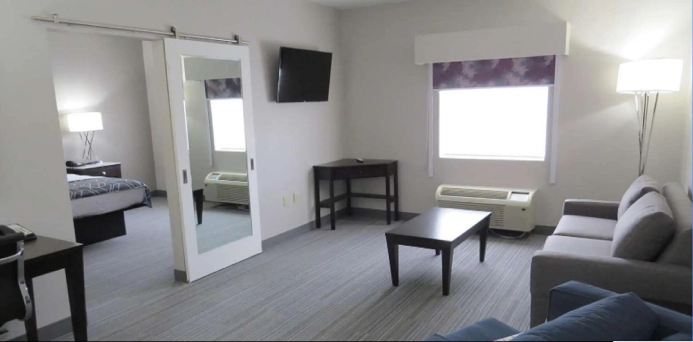 Living room, Bed in Best Western Plus Wilkes Barre-Scranton Airport Hotel