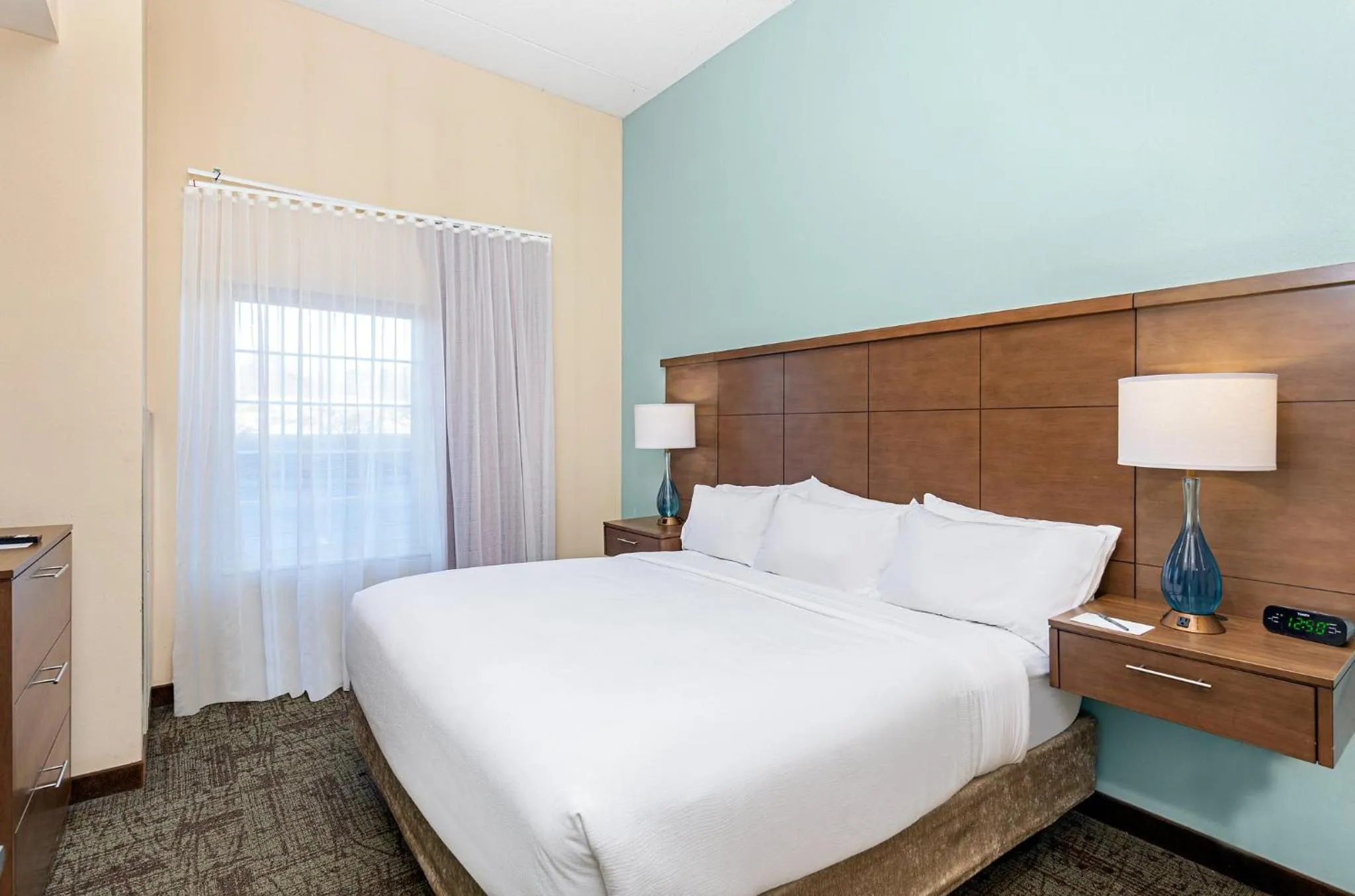 Photo of the whole room, Bed in Staybridge Suites-Knoxville Oak Ridge by IHG