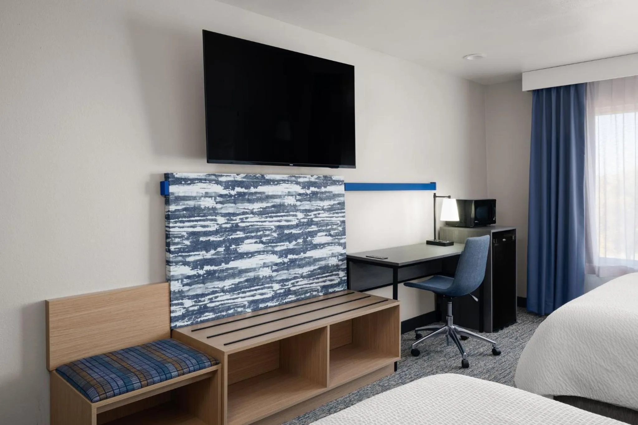 Photo of the whole room, Bed in Garner Hotel Brookings by IHG