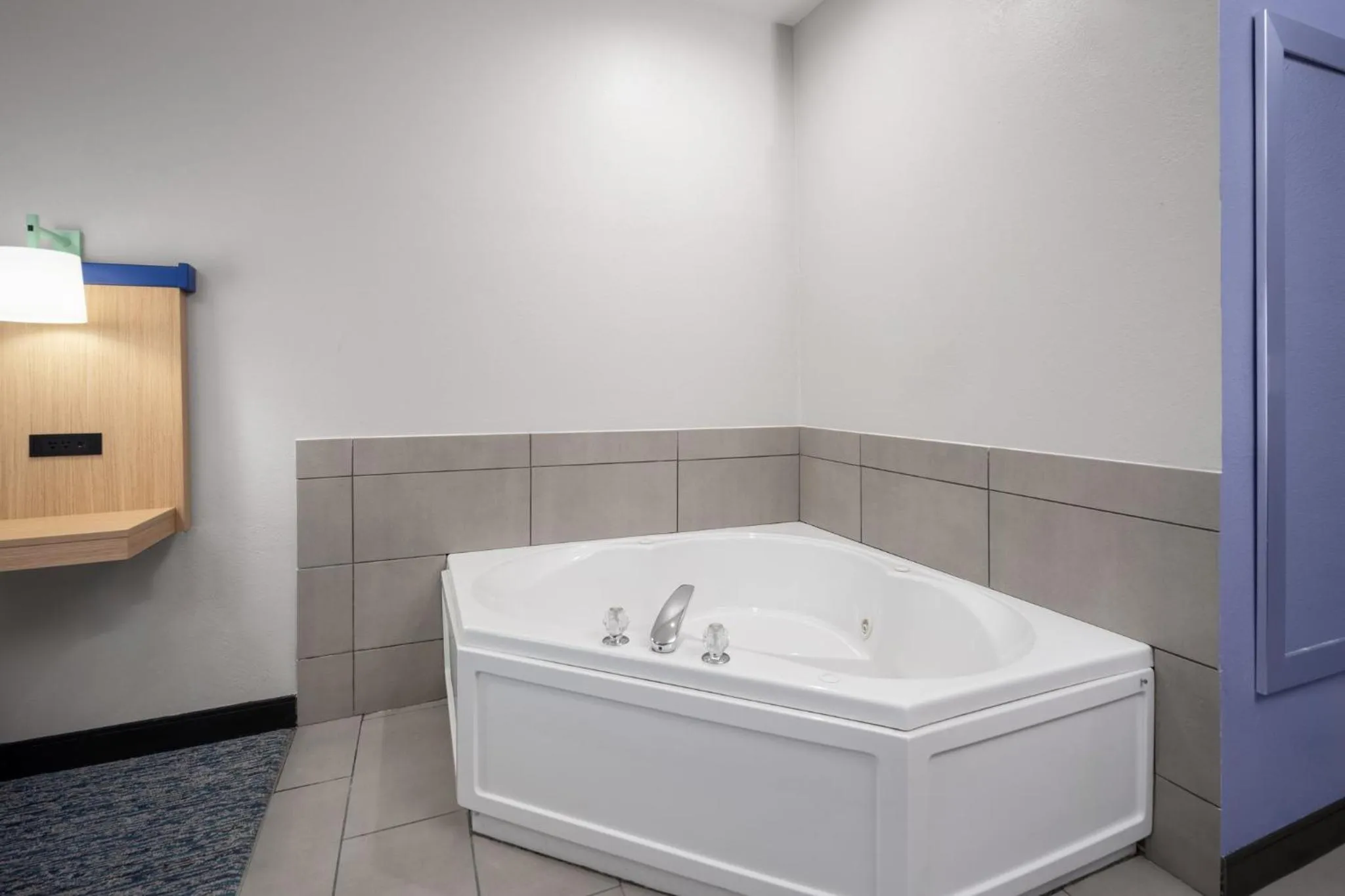 Photo of the whole room in Garner Hotel Brookings by IHG