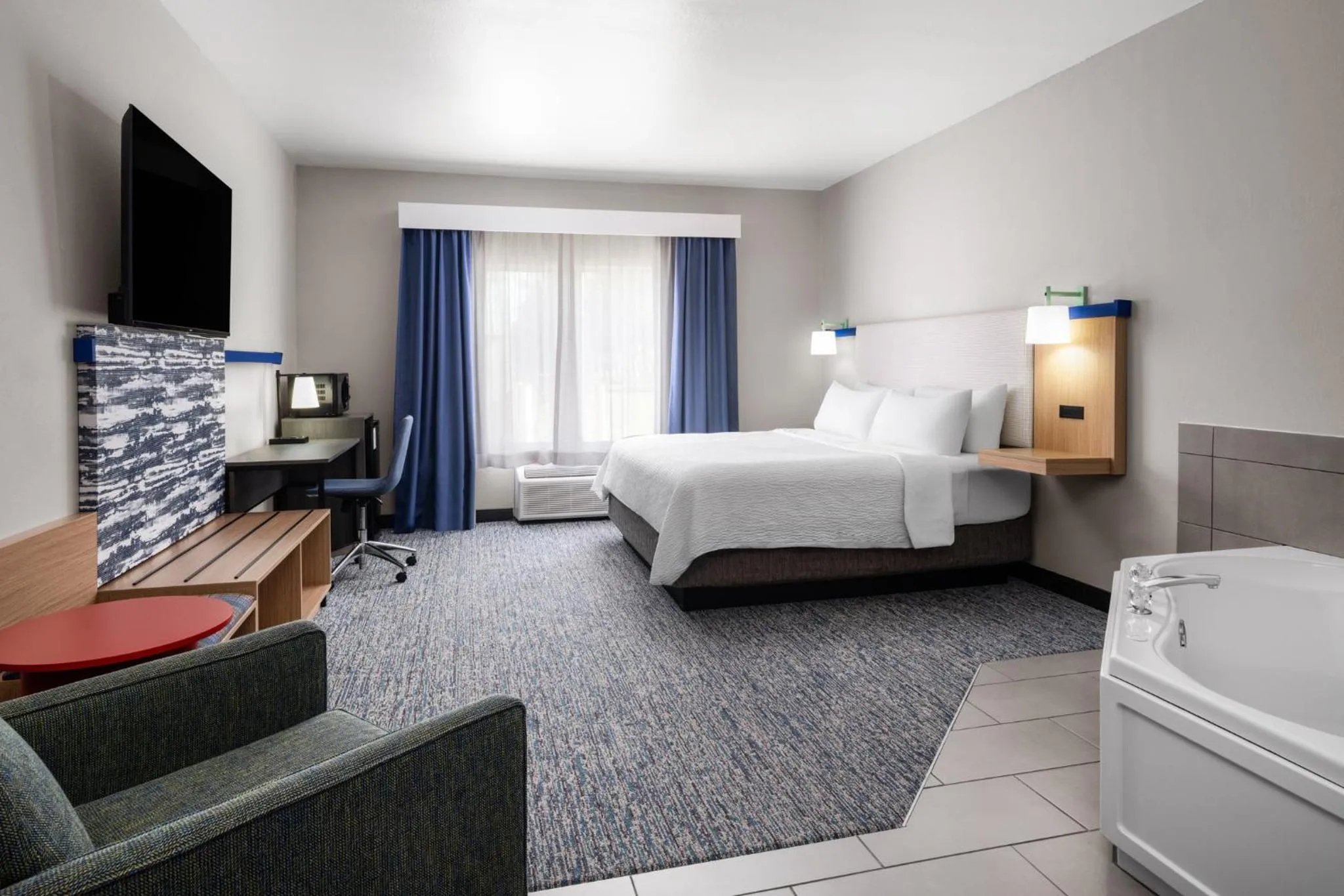 Photo of the whole room, Bed in Garner Hotel Brookings by IHG