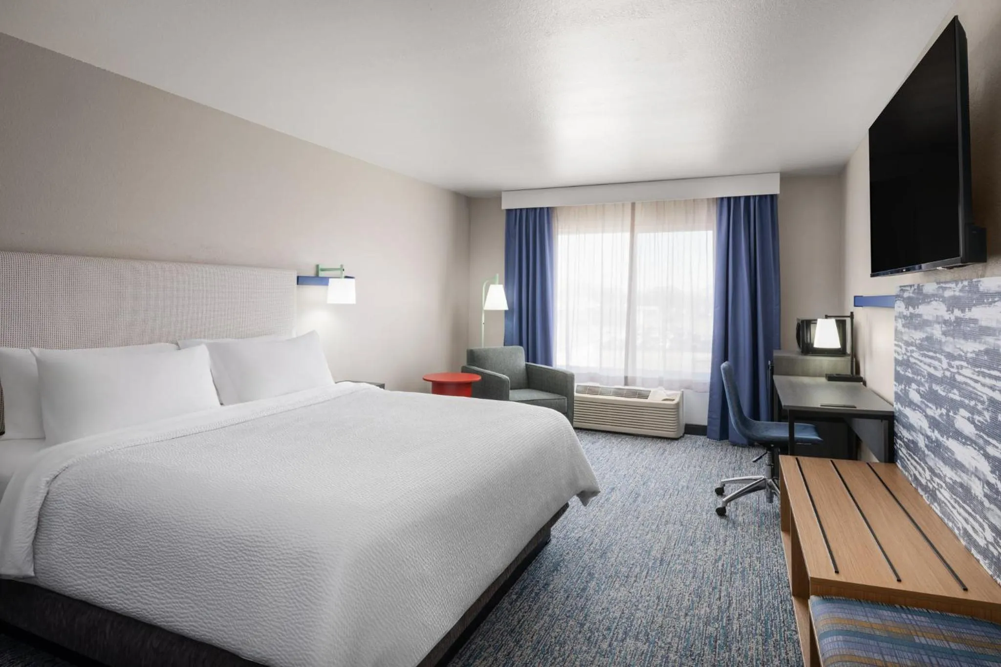 Photo of the whole room, Bed in Garner Hotel Brookings by IHG