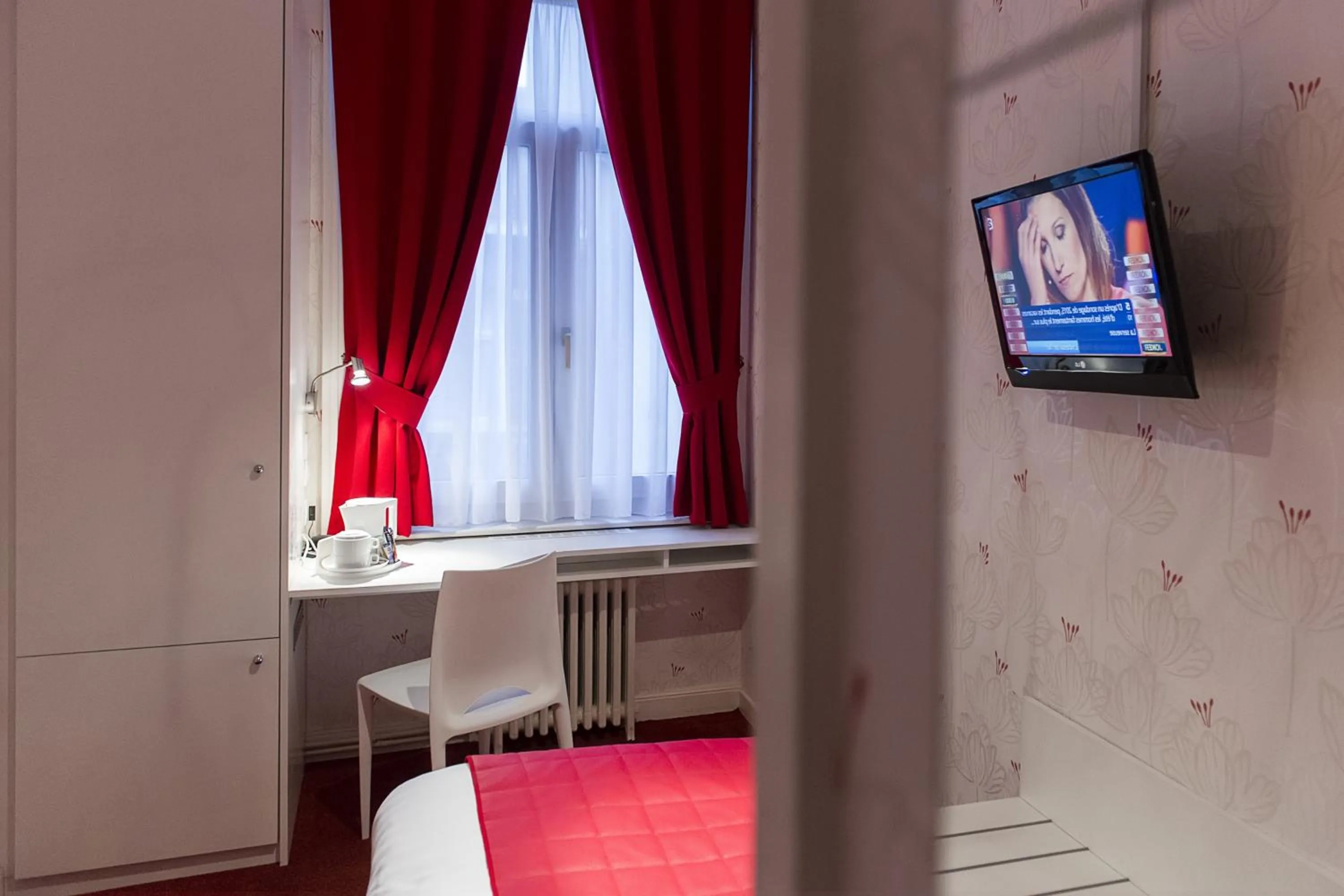 Photo of the whole room in Hotel Du Moulin d'Or