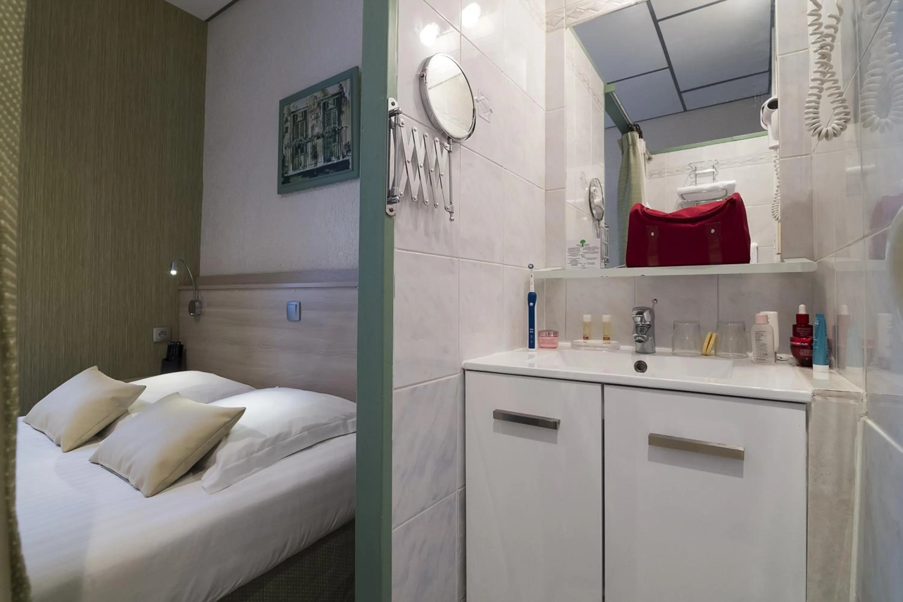 Bathroom, Bed in Hotel Du Moulin d'Or