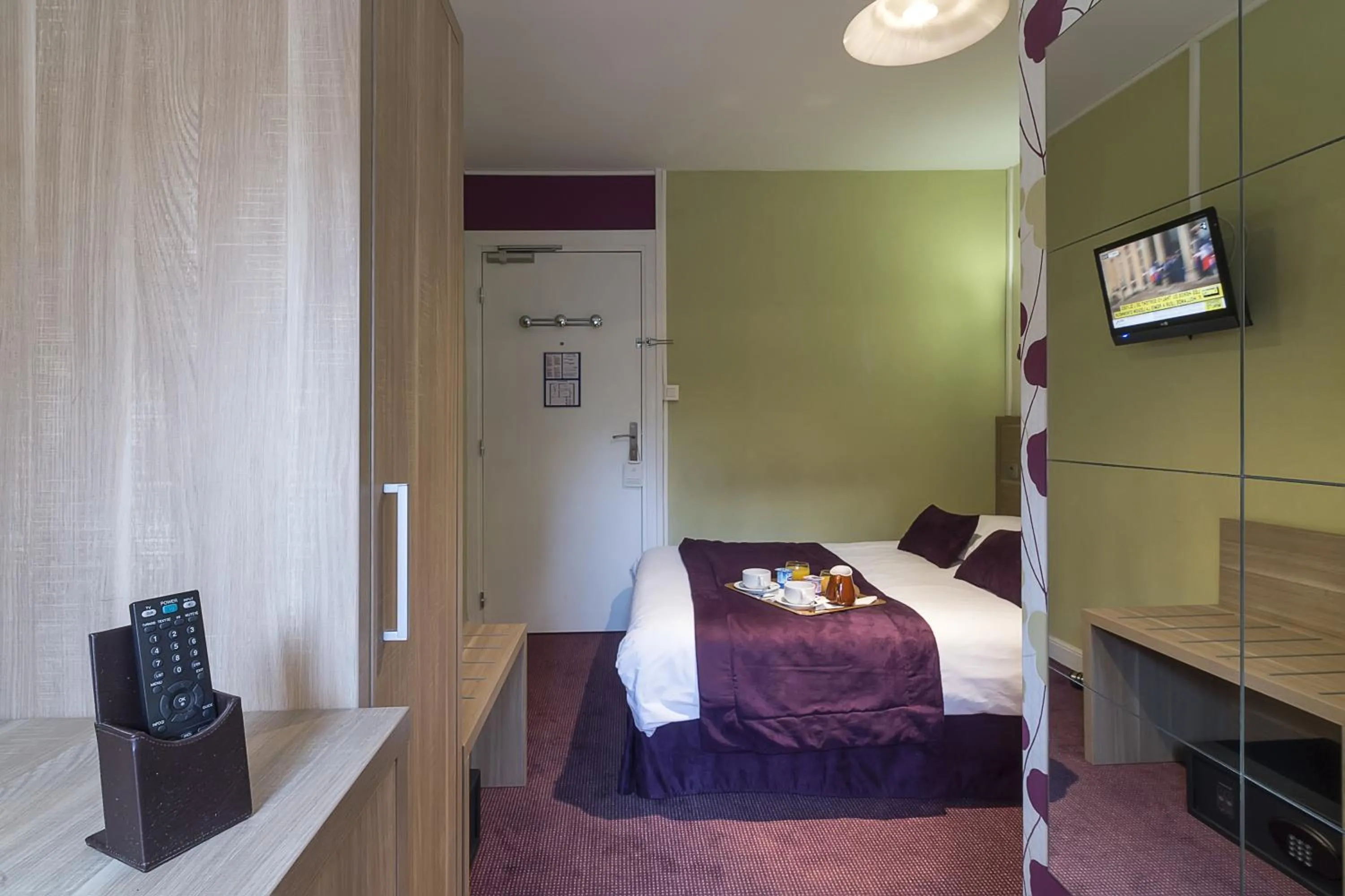 Photo of the whole room, Bed in Hotel Du Moulin d'Or