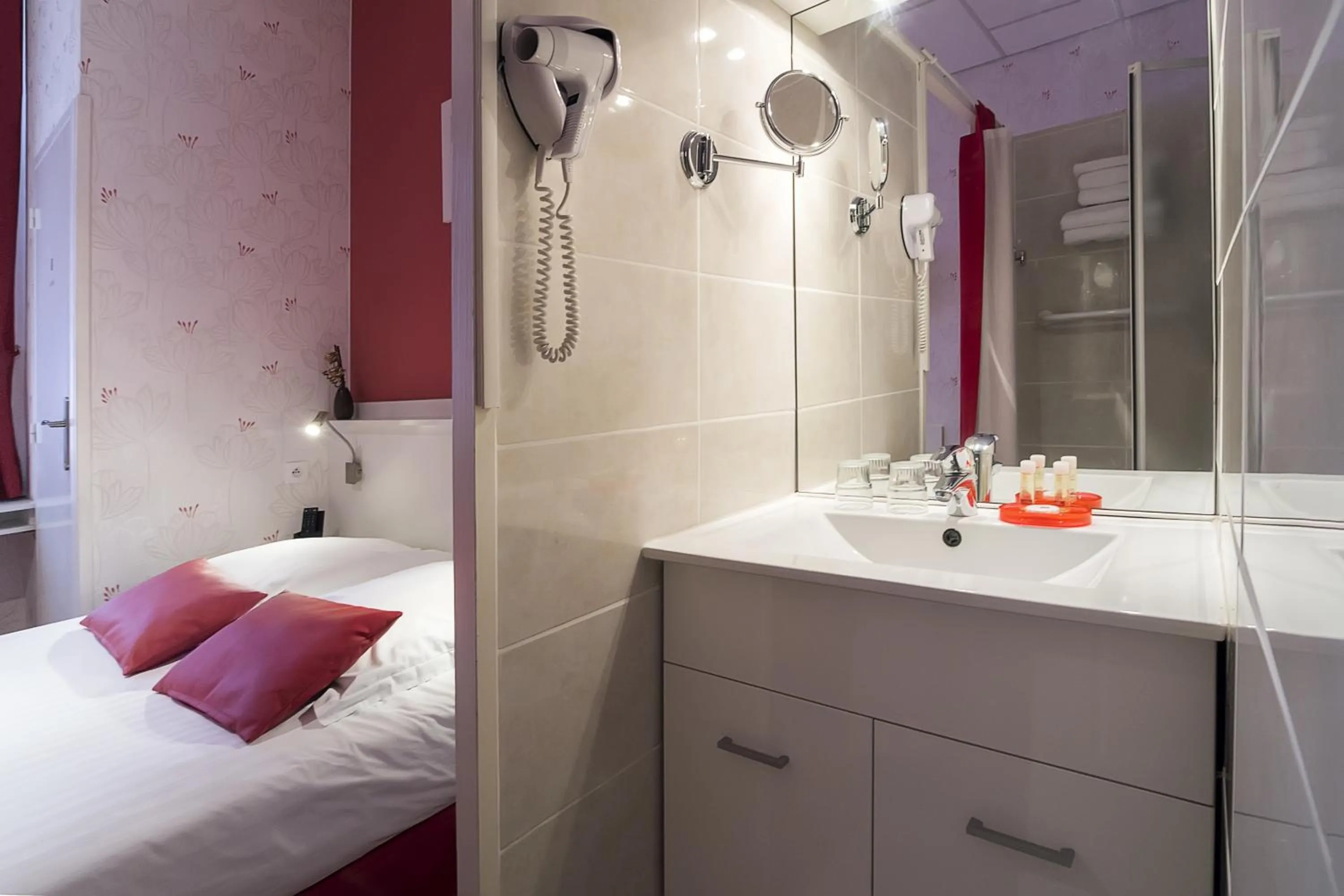 Bathroom, Bed in Hotel Du Moulin d'Or