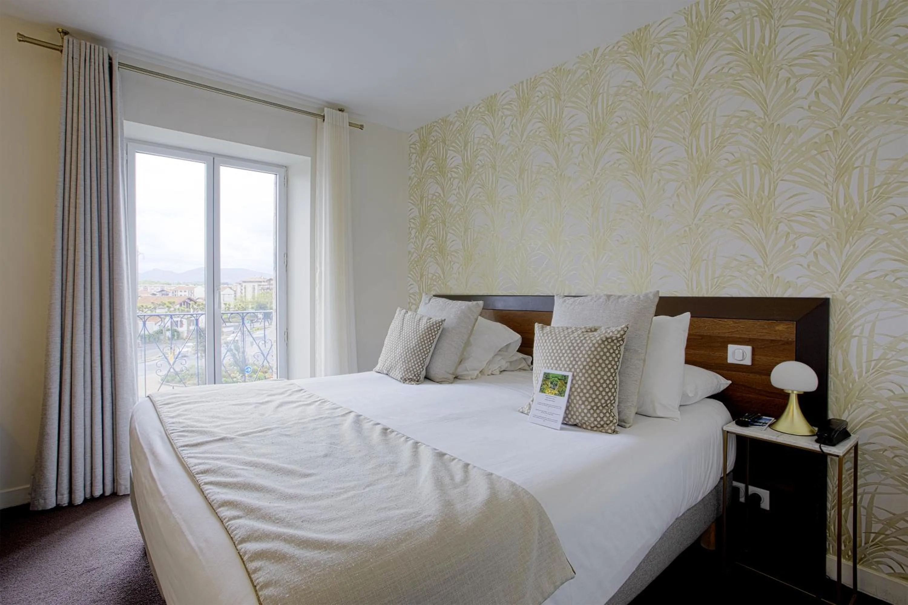 Bedroom, Bed in Hotel Le Relais Saint-Jacques