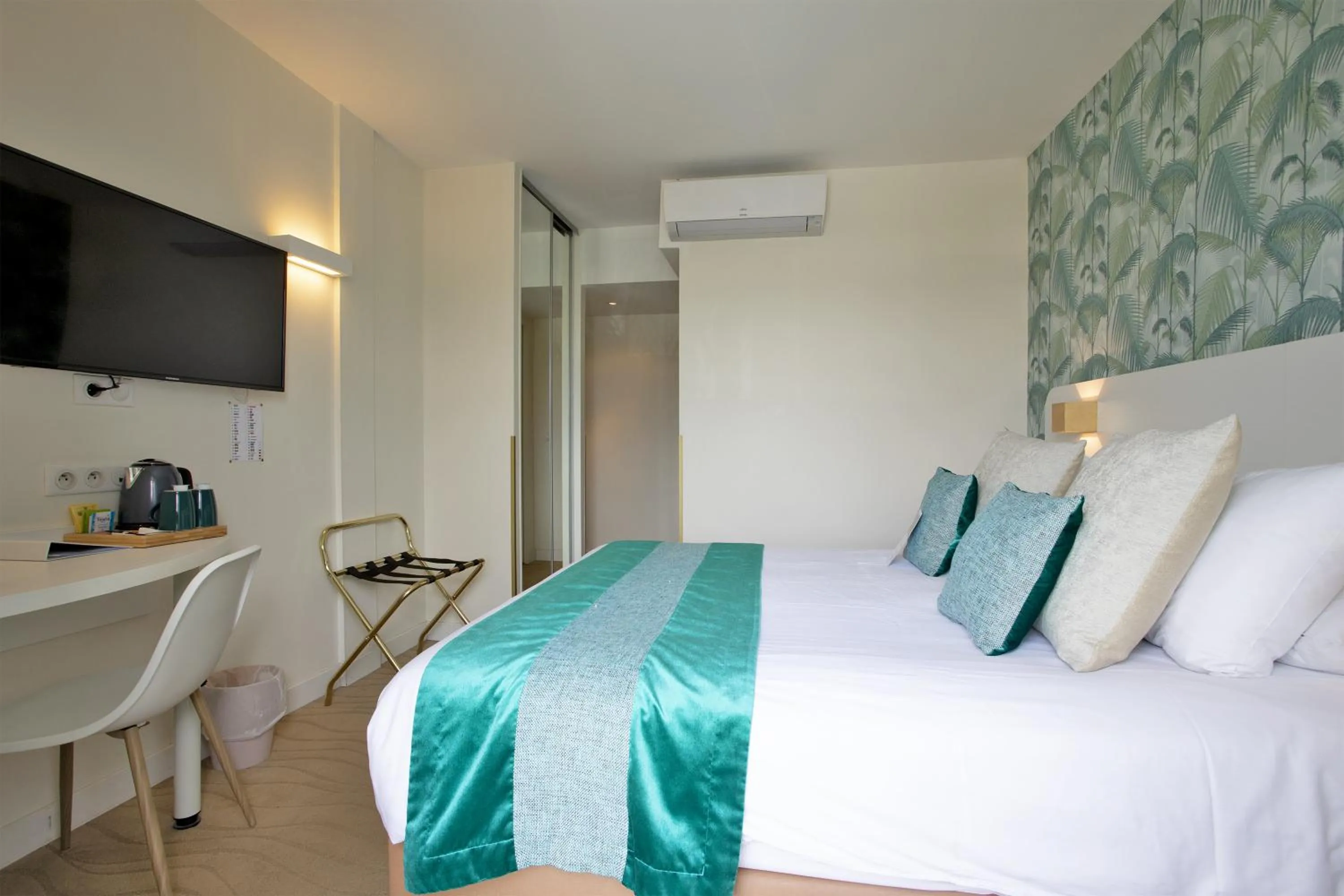 Bedroom, Bed in Hotel Le Relais Saint-Jacques