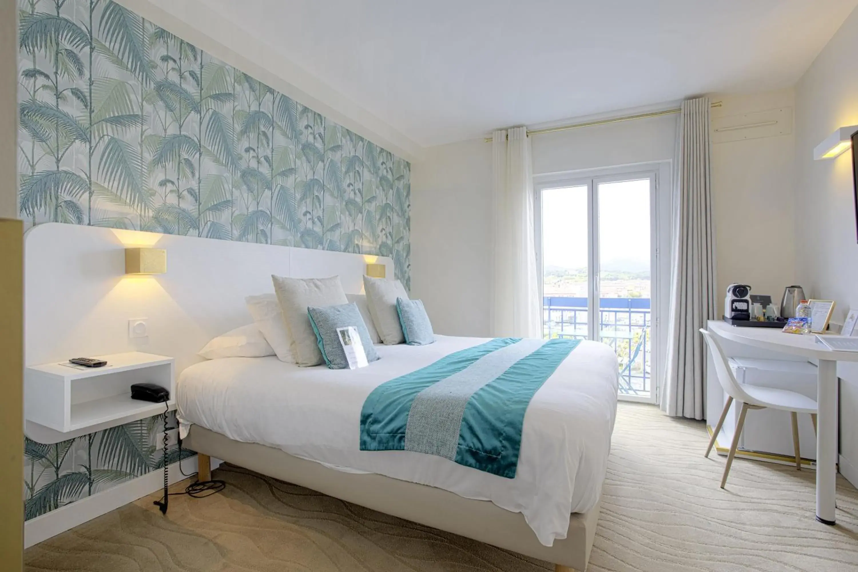 King Room with Balcony in Hotel Le Relais Saint-Jacques King Room with Balcony in Hotel Le Relais Saint-Jacques