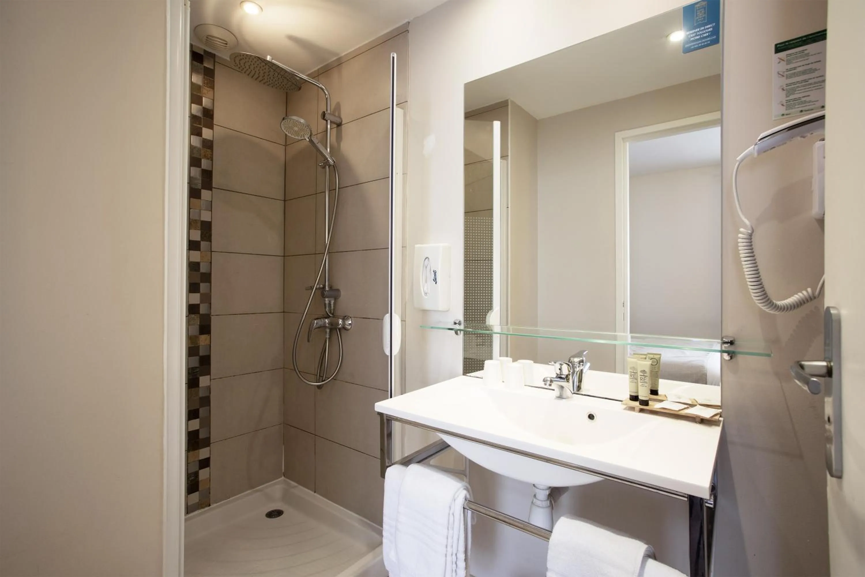 Bathroom in Hotel Le Relais Saint-Jacques