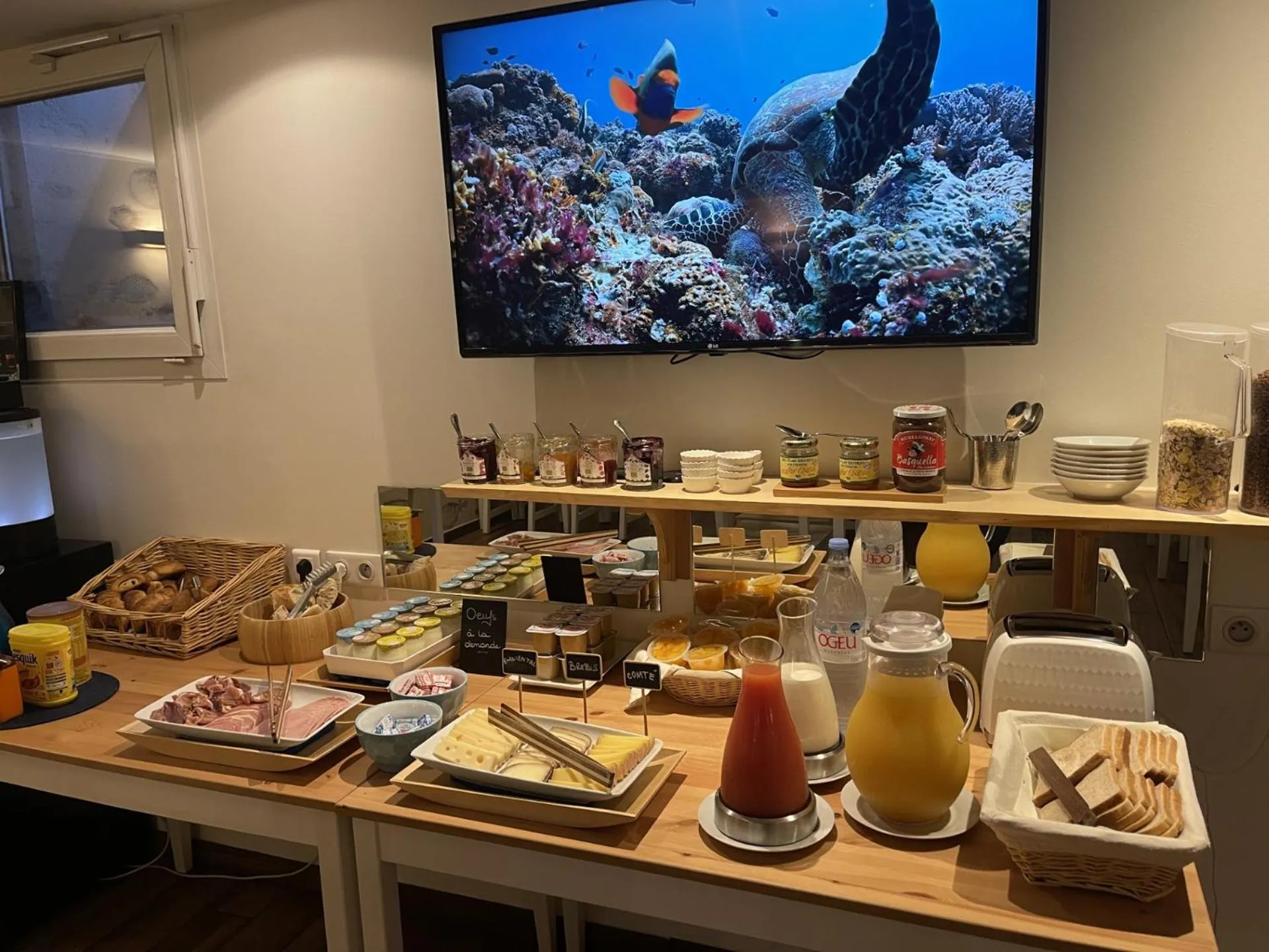 Food and drinks in Hotel Le Relais Saint-Jacques