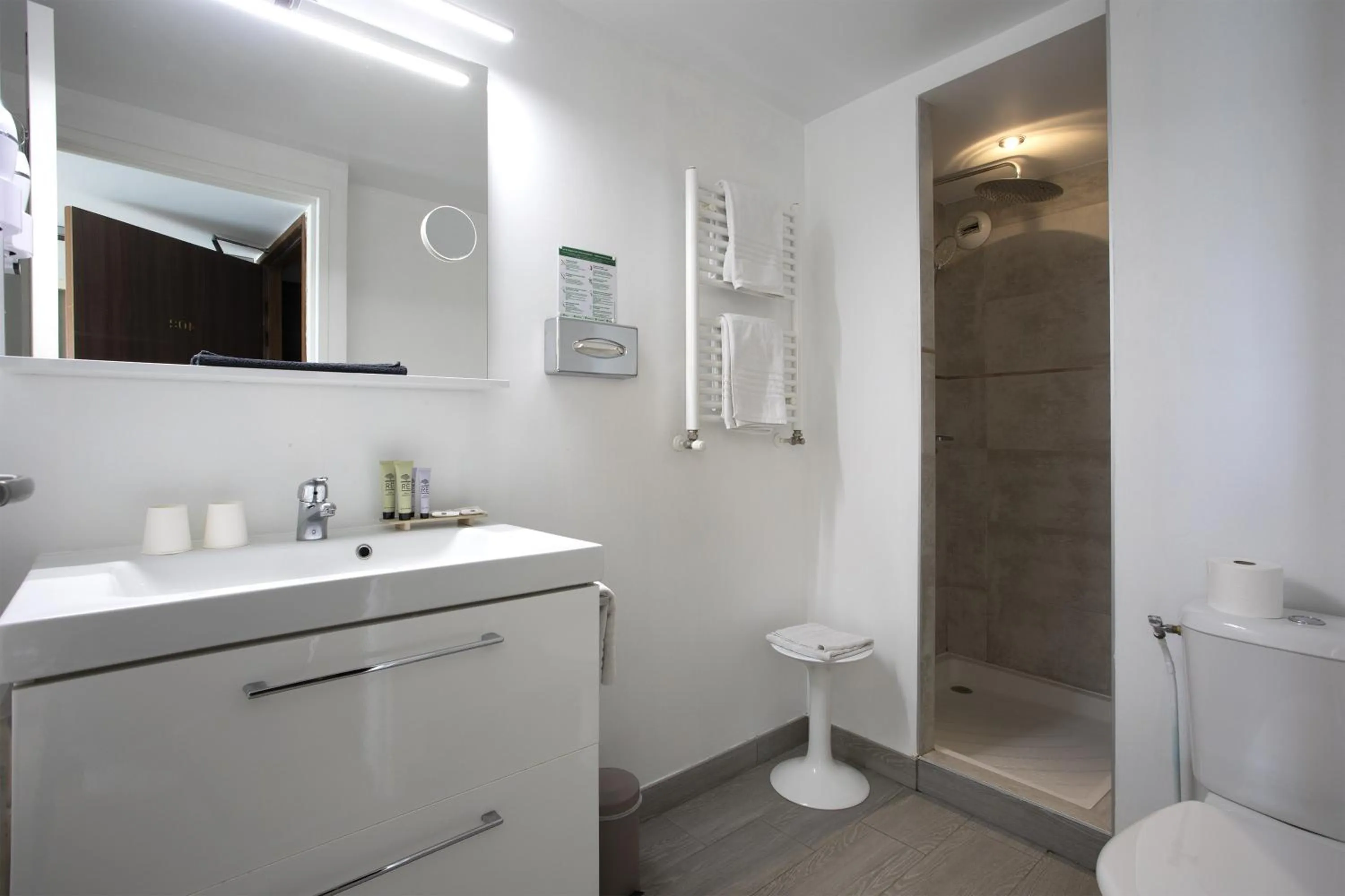 Bathroom in Hotel Le Relais Saint-Jacques