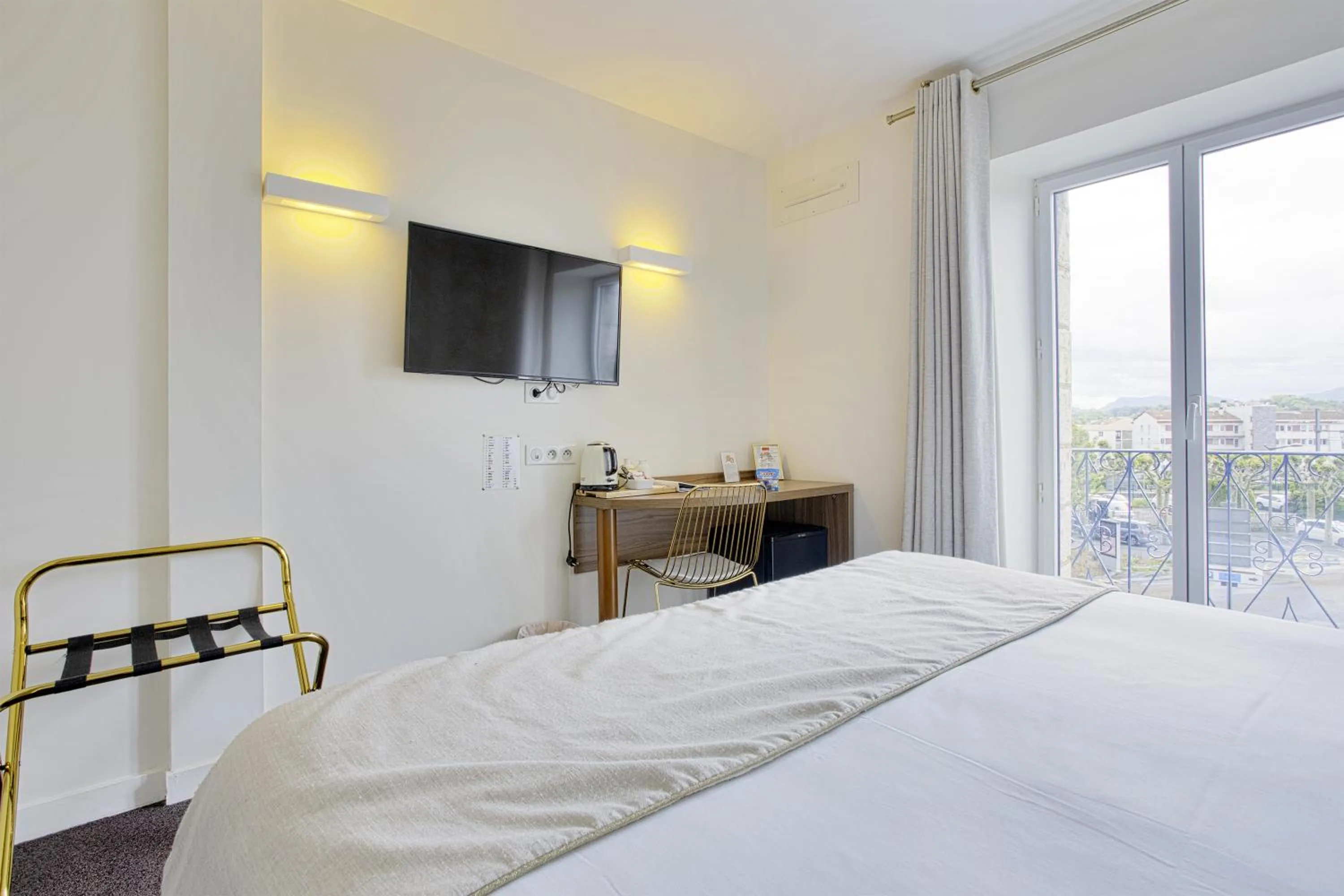 Bedroom, Bed in Hotel Le Relais Saint-Jacques