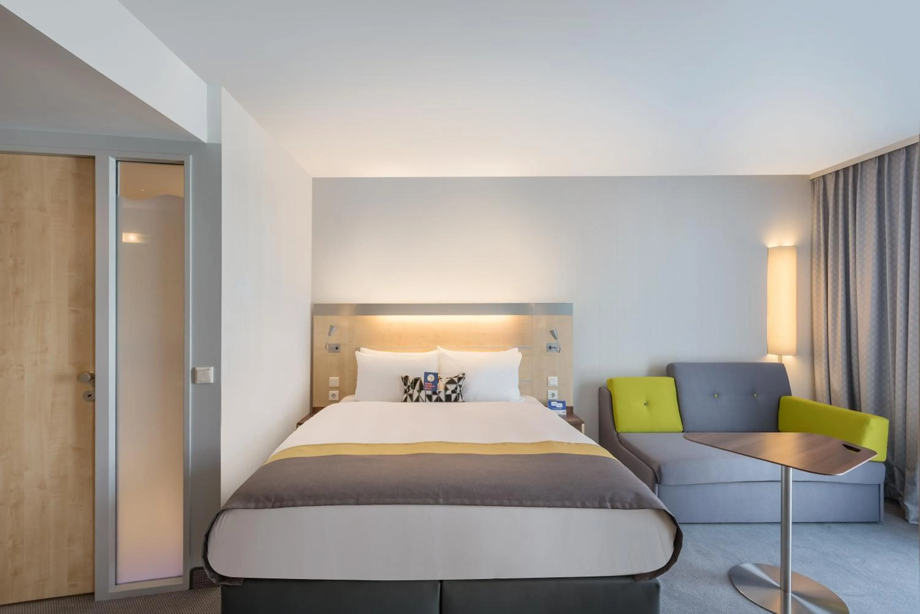 Photo of the whole room, Bed in Holiday Inn Express Gütersloh by IHG